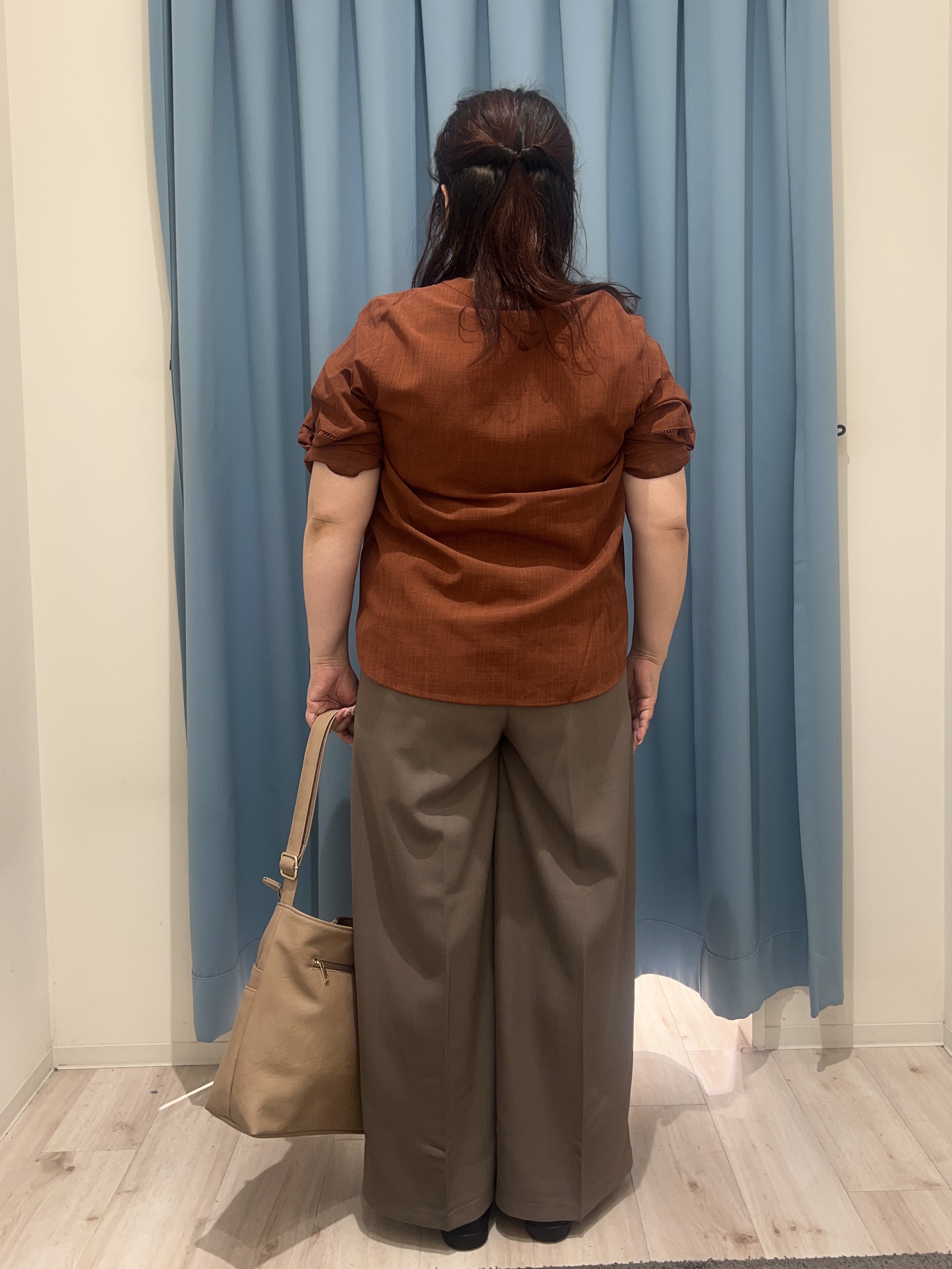 くーさんの「SHOO･LA･RUE｜【洗濯後しわになりにくい/インせずきまる】お袖のハシゴレースが涼やかな印象 麻調スキッパーブラウス」を使ったコーディネート