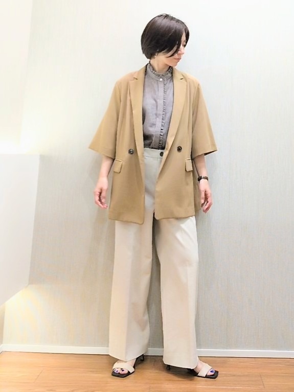 ミズタさんの「UNTITLED｜【接触冷感/通気性/洗える】スタンドカラーフリルブラウス」を使ったコーディネート