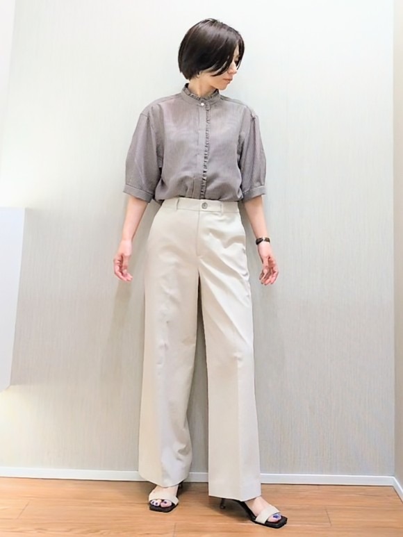 ミズタさんの「UNTITLED｜【接触冷感/通気性/洗える】スタンドカラーフリルブラウス」を使ったコーディネート