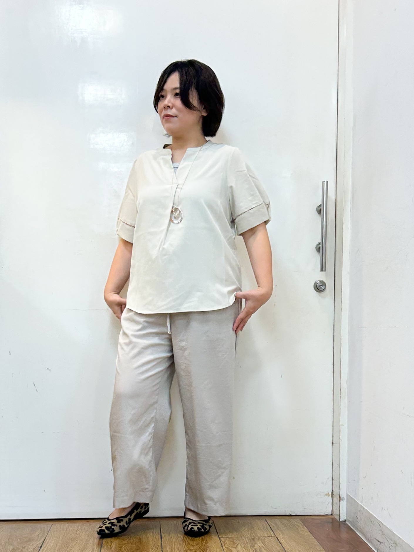 haruさんの「SHOO･LA･RUE｜【洗濯後しわになりにくい/インせずきまる】お袖のハシゴレースが涼やかな印象 麻調スキッパーブラウス」を使ったコーディネート