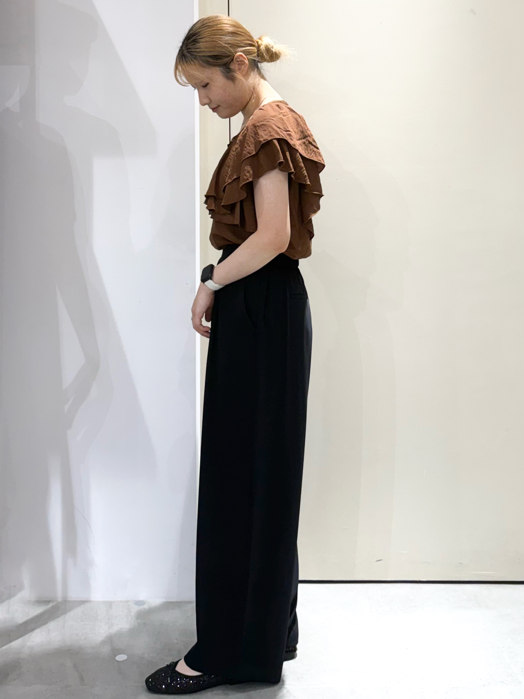 sayaさんの「OPAQUE.CLIP｜フリルVネックブラウス【洗濯機OK】」を使ったコーディネート
