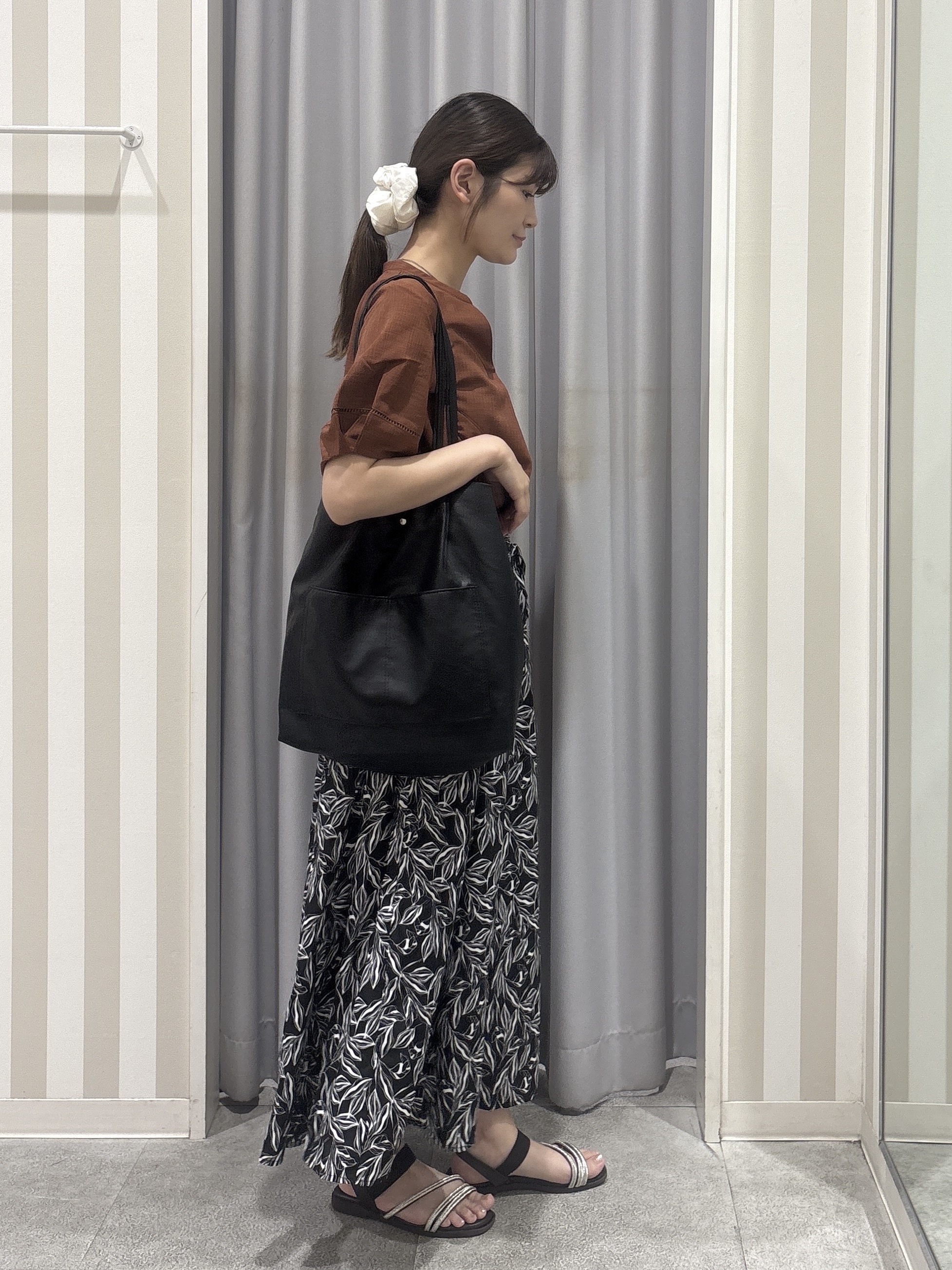 Rikaさんの「SHOO･LA･RUE｜【洗濯後しわになりにくい/インせずきまる】お袖のハシゴレースが涼やかな印象 麻調スキッパーブラウス」を使ったコーディネート