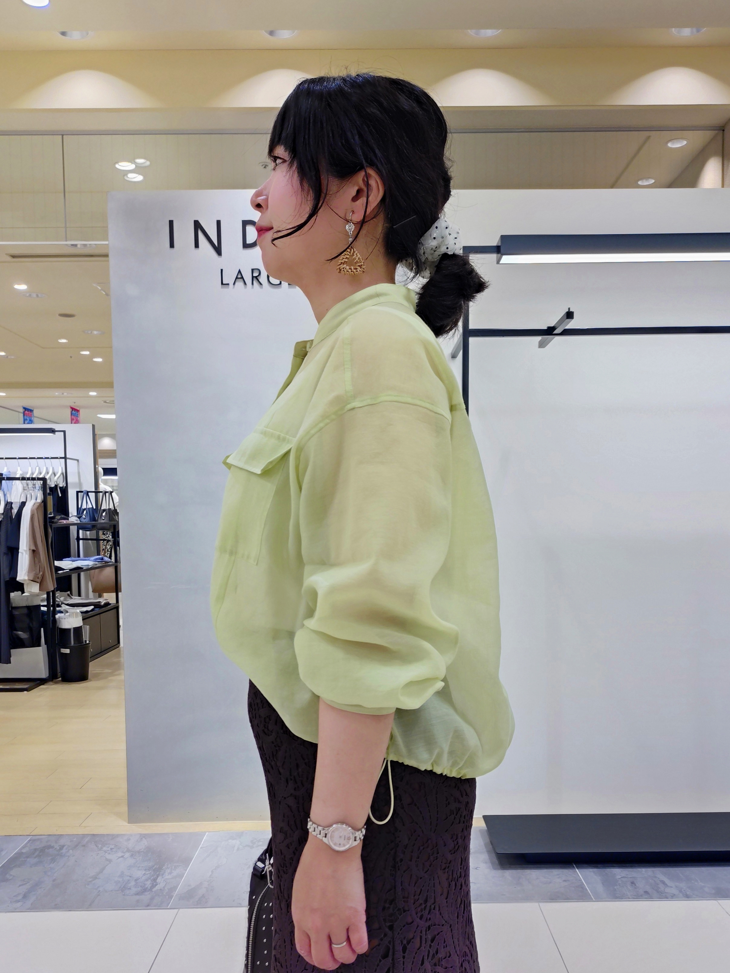 TOMOMIさんの「INDIVI｜【トレンド／2WAY】裾ドロスト付きシアーブラウスブルゾン」を使ったコーディネート