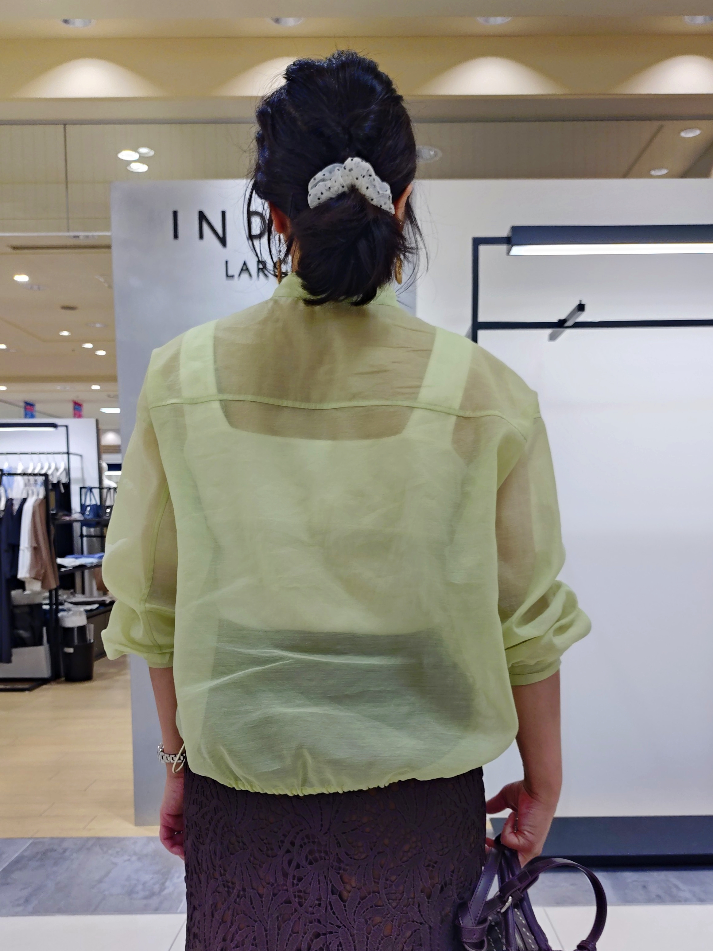 TOMOMIさんの「INDIVI｜【トレンド／2WAY】裾ドロスト付きシアーブラウスブルゾン」を使ったコーディネート