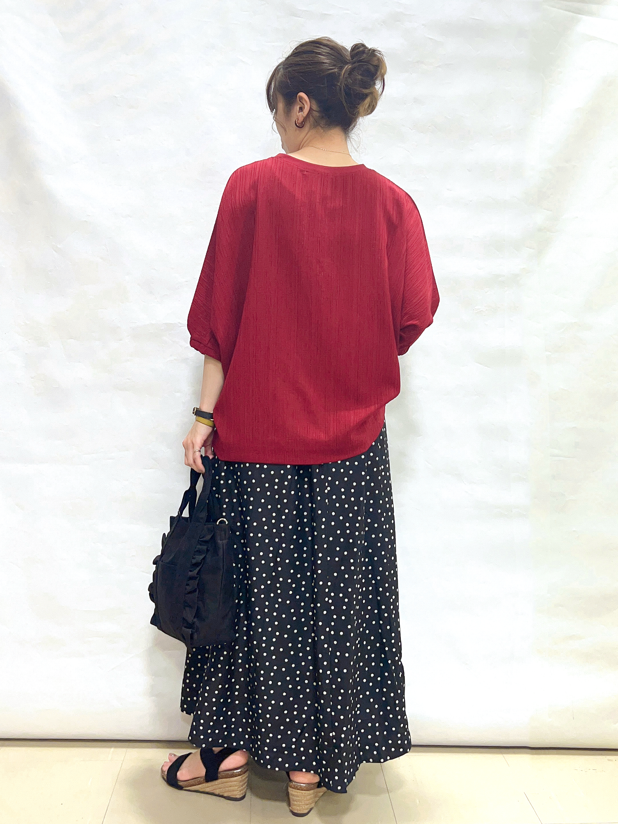 まっつんさんの「SHOO･LA･RUE｜【インせず着られる/洗濯後しわになりにくい】しぼしぼドルマンブラウス」を使ったコーディネート