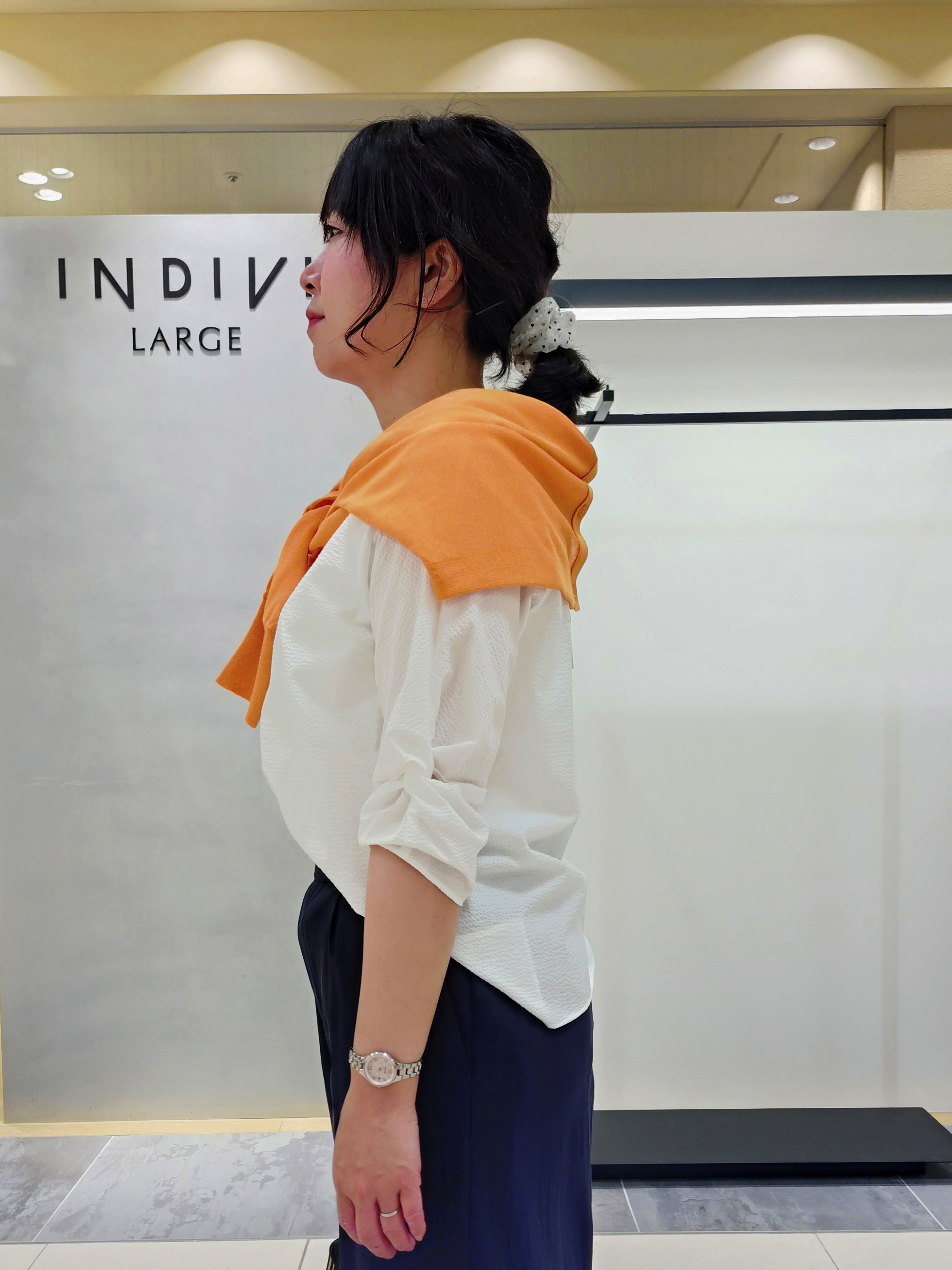 TOMOMIさんの「INDIVI｜【褒められパンツ／洗える／ウエストゴム】ワイドタックパンツ」を使ったコーディネート