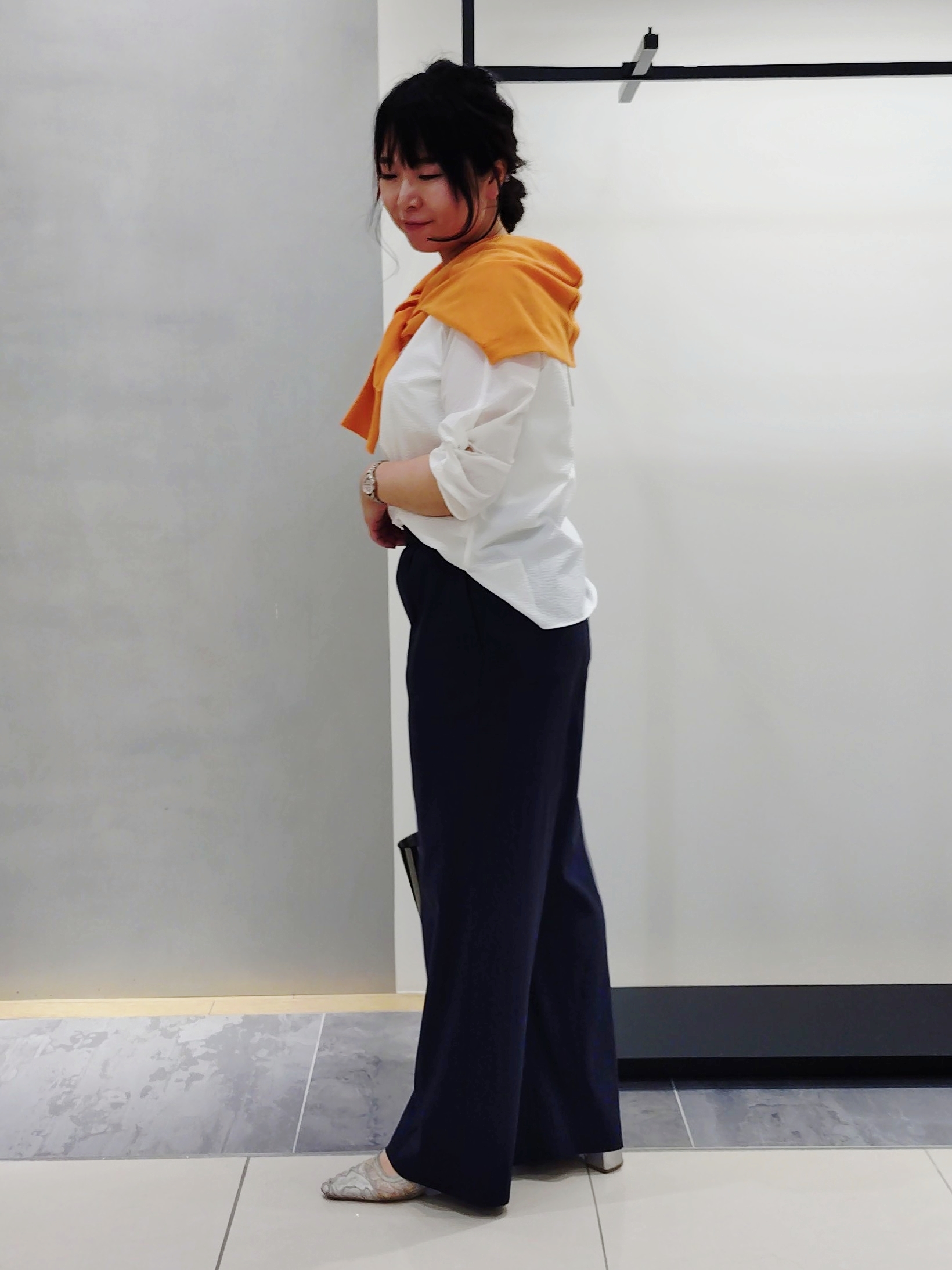 TOMOMIさんの「INDIVI｜【褒められパンツ／洗える／ウエストゴム】ワイドタックパンツ」を使ったコーディネート