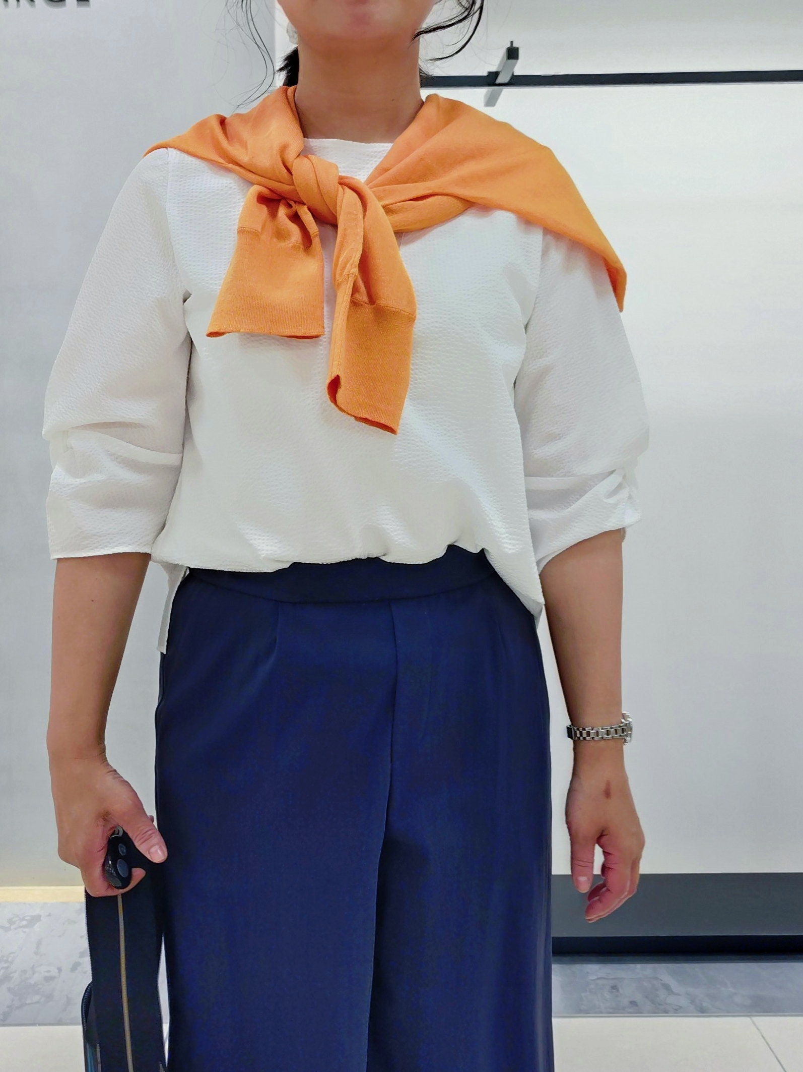 TOMOMIさんの「INDIVI｜【褒められパンツ／洗える／ウエストゴム】ワイドタックパンツ」を使ったコーディネート