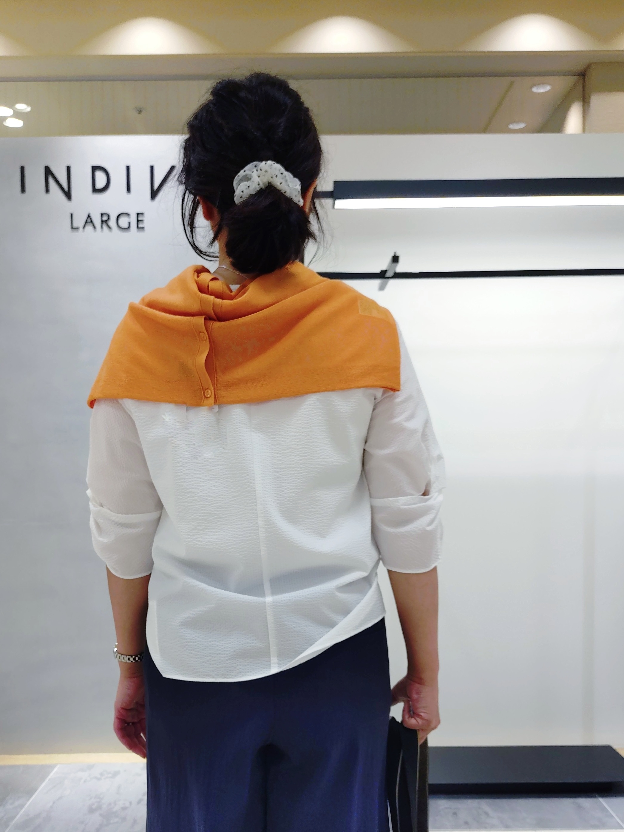 TOMOMIさんの「INDIVI｜【褒められパンツ／洗える／ウエストゴム】ワイドタックパンツ」を使ったコーディネート