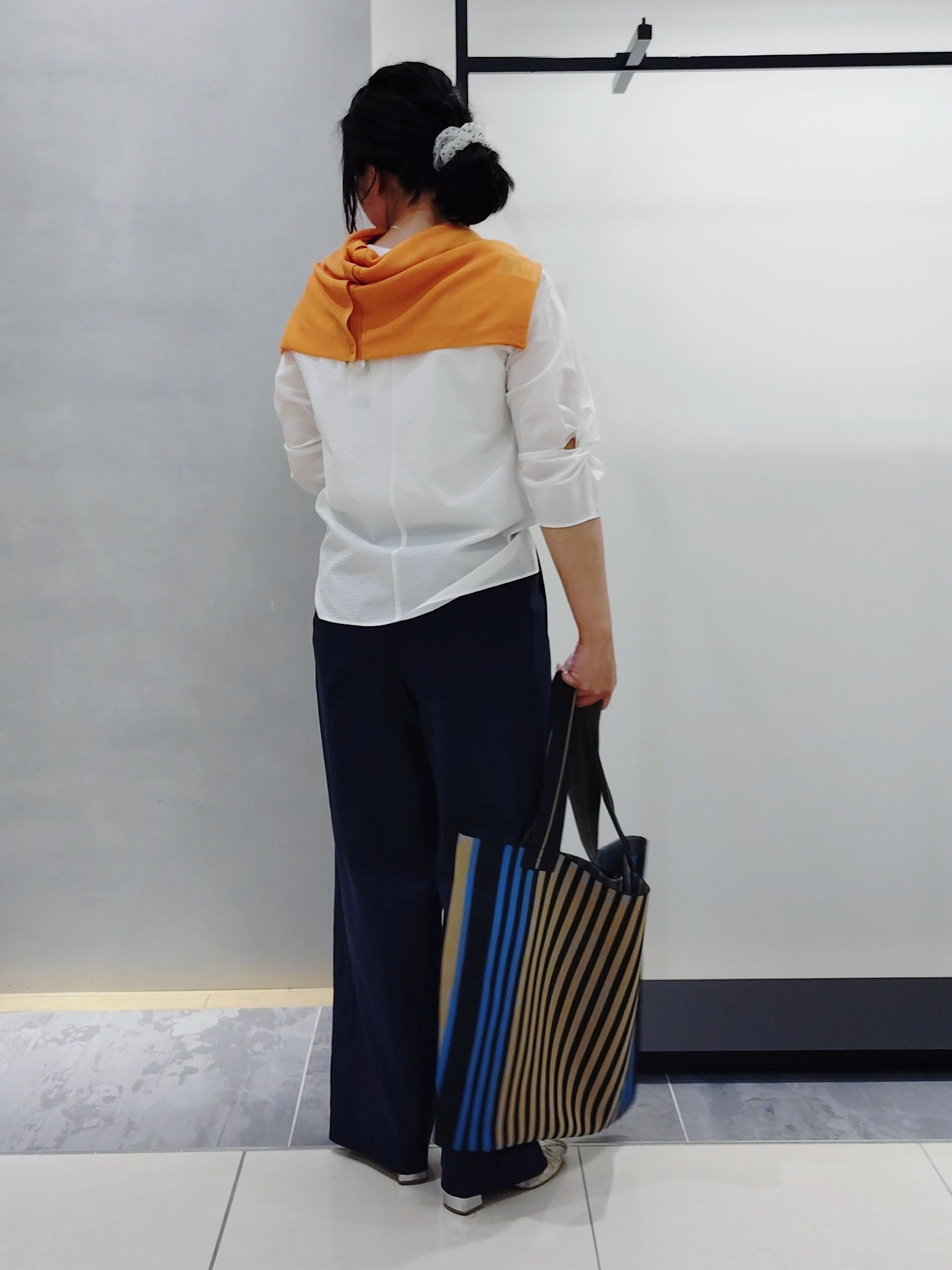 TOMOMIさんの「INDIVI｜【褒められパンツ／洗える／ウエストゴム】ワイドタックパンツ」を使ったコーディネート