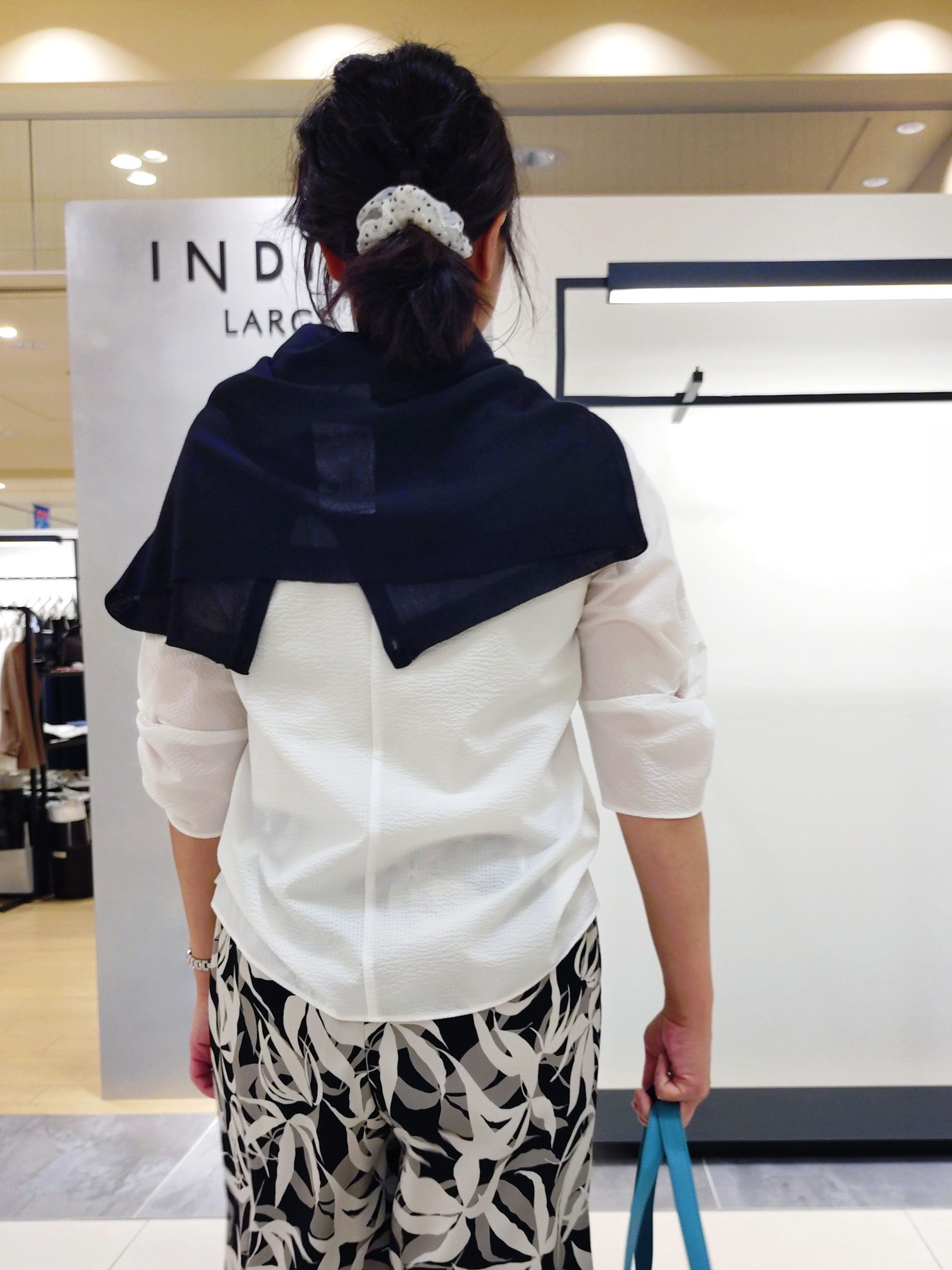 TOMOMIさんの「INDIVI｜【ウエストゴム／着映え】リーフ柄ワイドパンツ」を使ったコーディネート