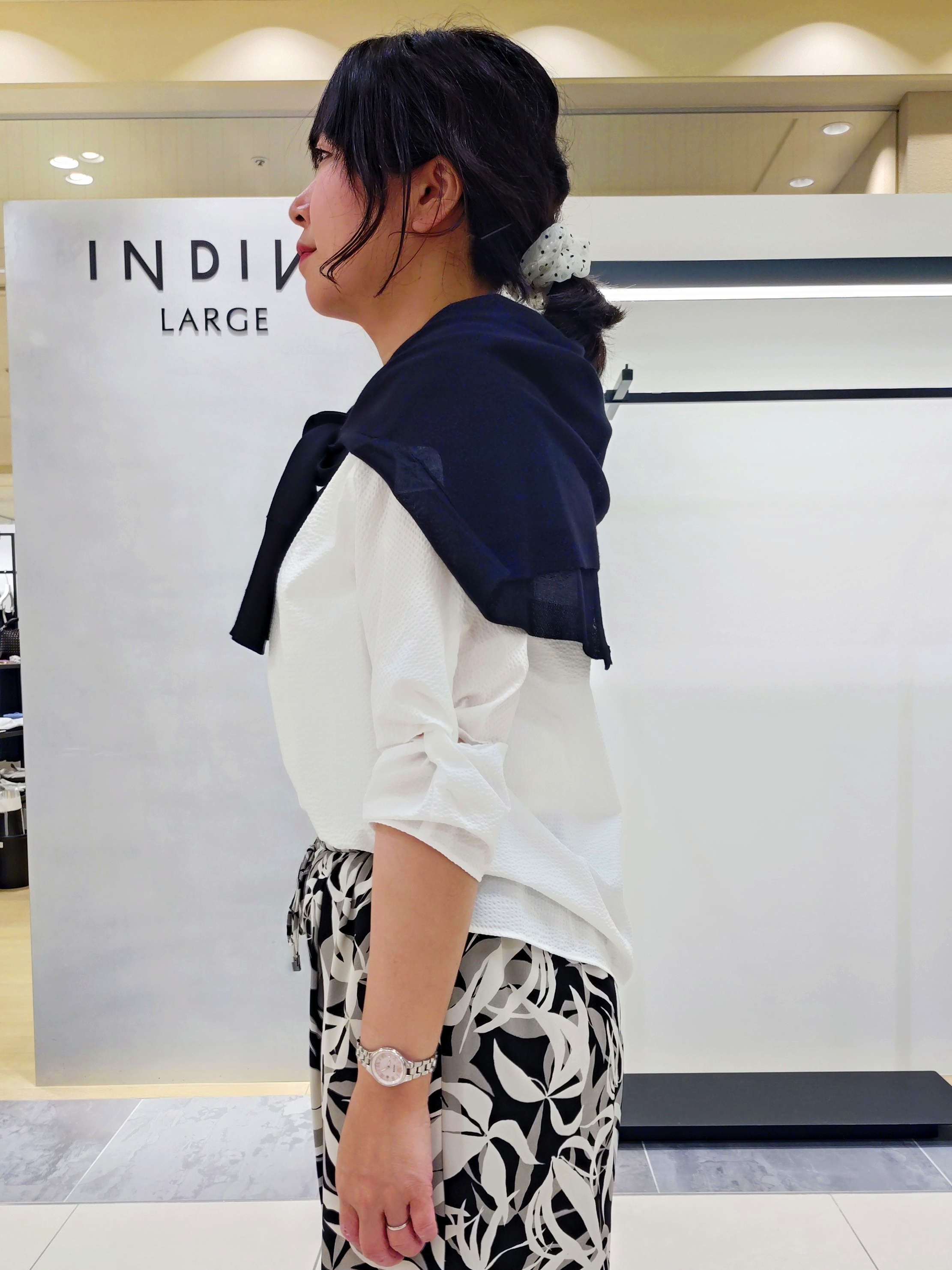 TOMOMIさんの「INDIVI｜【ウエストゴム／着映え】リーフ柄ワイドパンツ」を使ったコーディネート