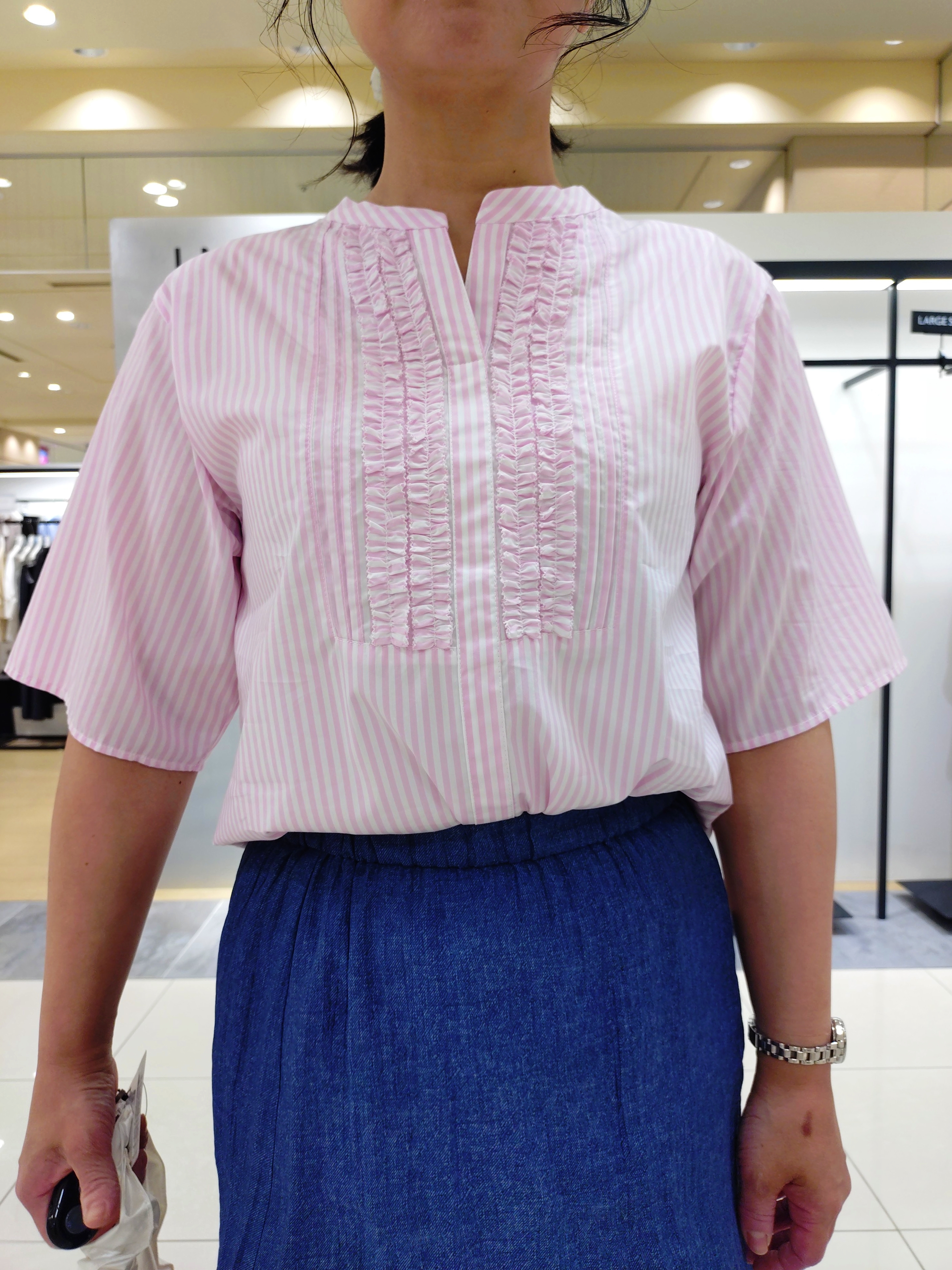 TOMOMIさんの「INDIVI｜【洗える／きれいめ】デニム風シアーティアードスカート」を使ったコーディネート