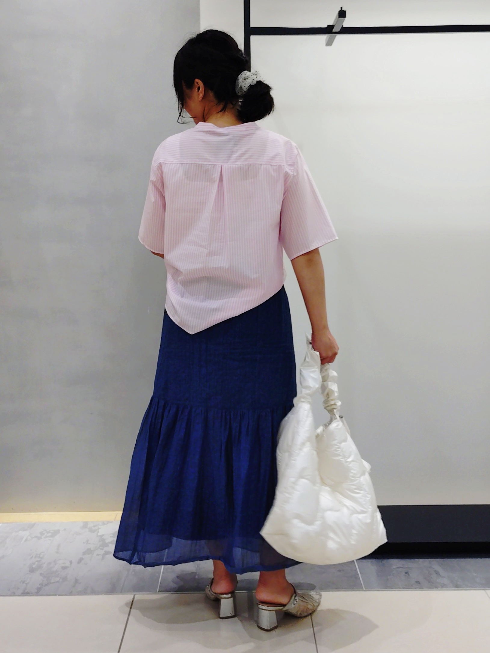 TOMOMIさんの「INDIVI｜【洗える／きれいめ】デニム風シアーティアードスカート」を使ったコーディネート
