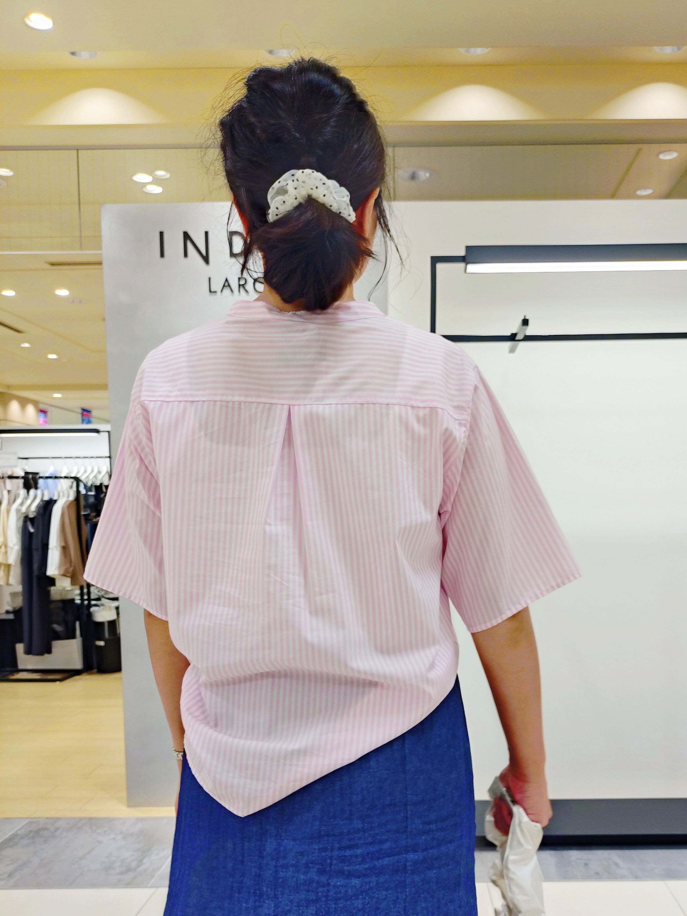 TOMOMIさんの「INDIVI｜【洗える／きれいめ】デニム風シアーティアードスカート」を使ったコーディネート