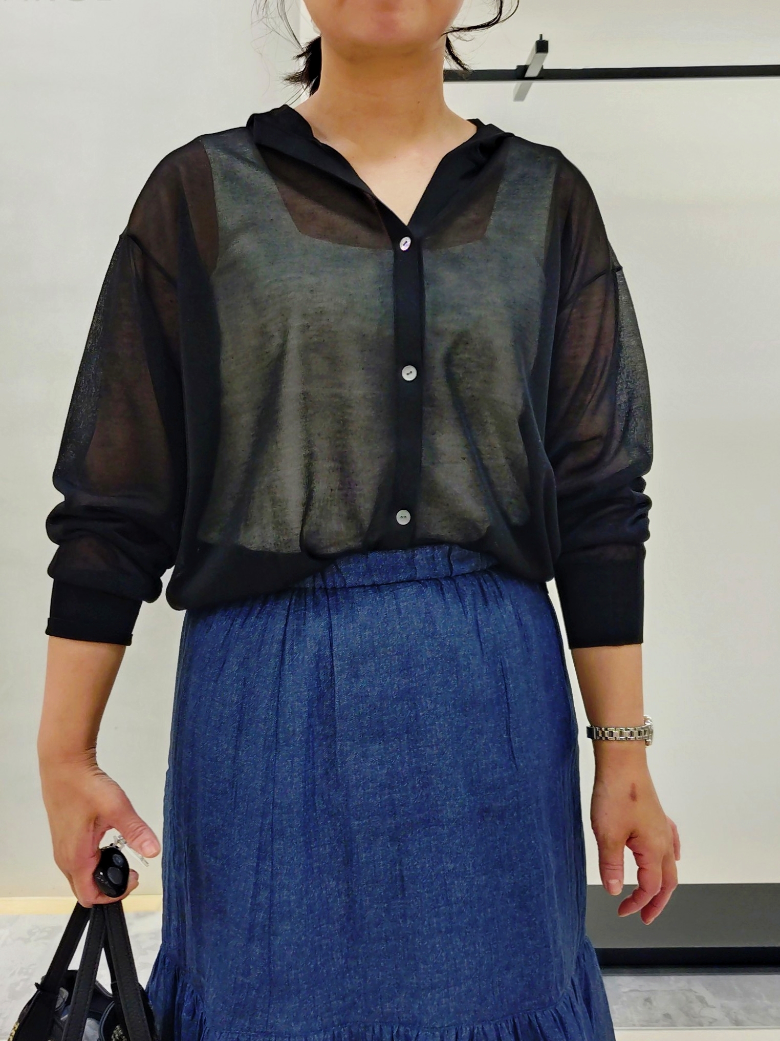 TOMOMIさんの「INDIVI｜【洗える／きれいめ】デニム風シアーティアードスカート」を使ったコーディネート