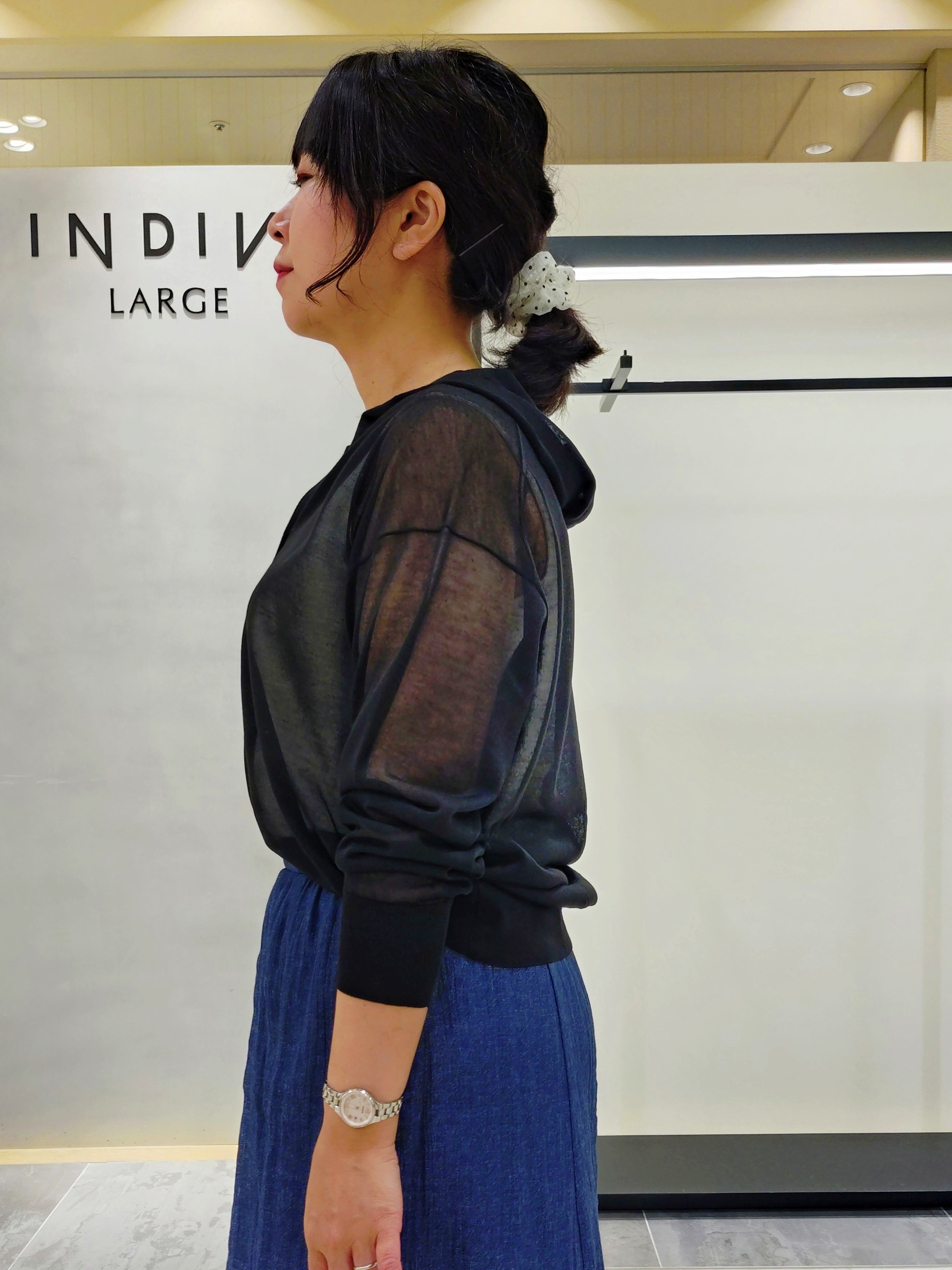 TOMOMIさんの「INDIVI｜【洗える／きれいめ】デニム風シアーティアードスカート」を使ったコーディネート