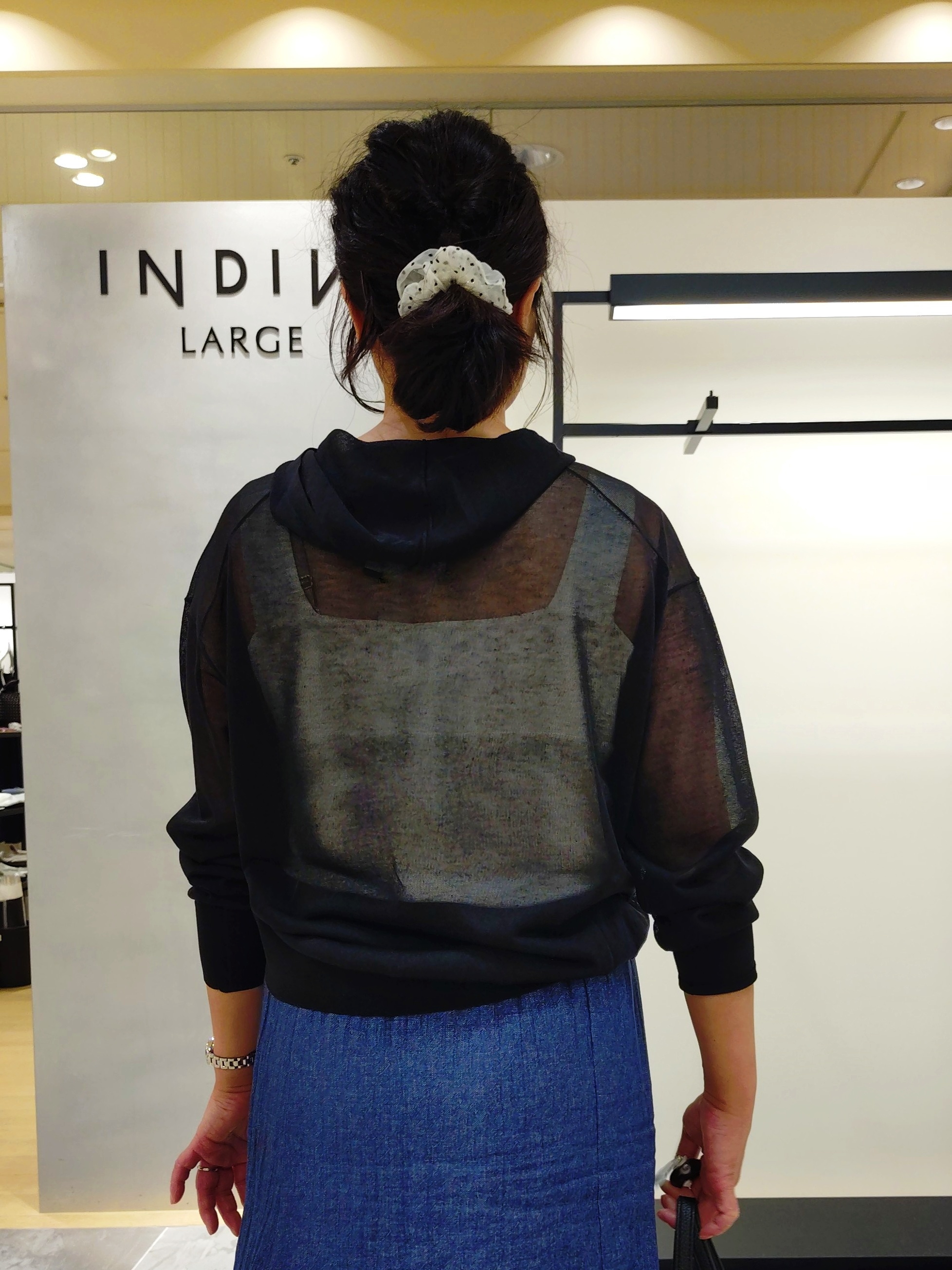 TOMOMIさんの「INDIVI｜【洗える／きれいめ】デニム風シアーティアードスカート」を使ったコーディネート