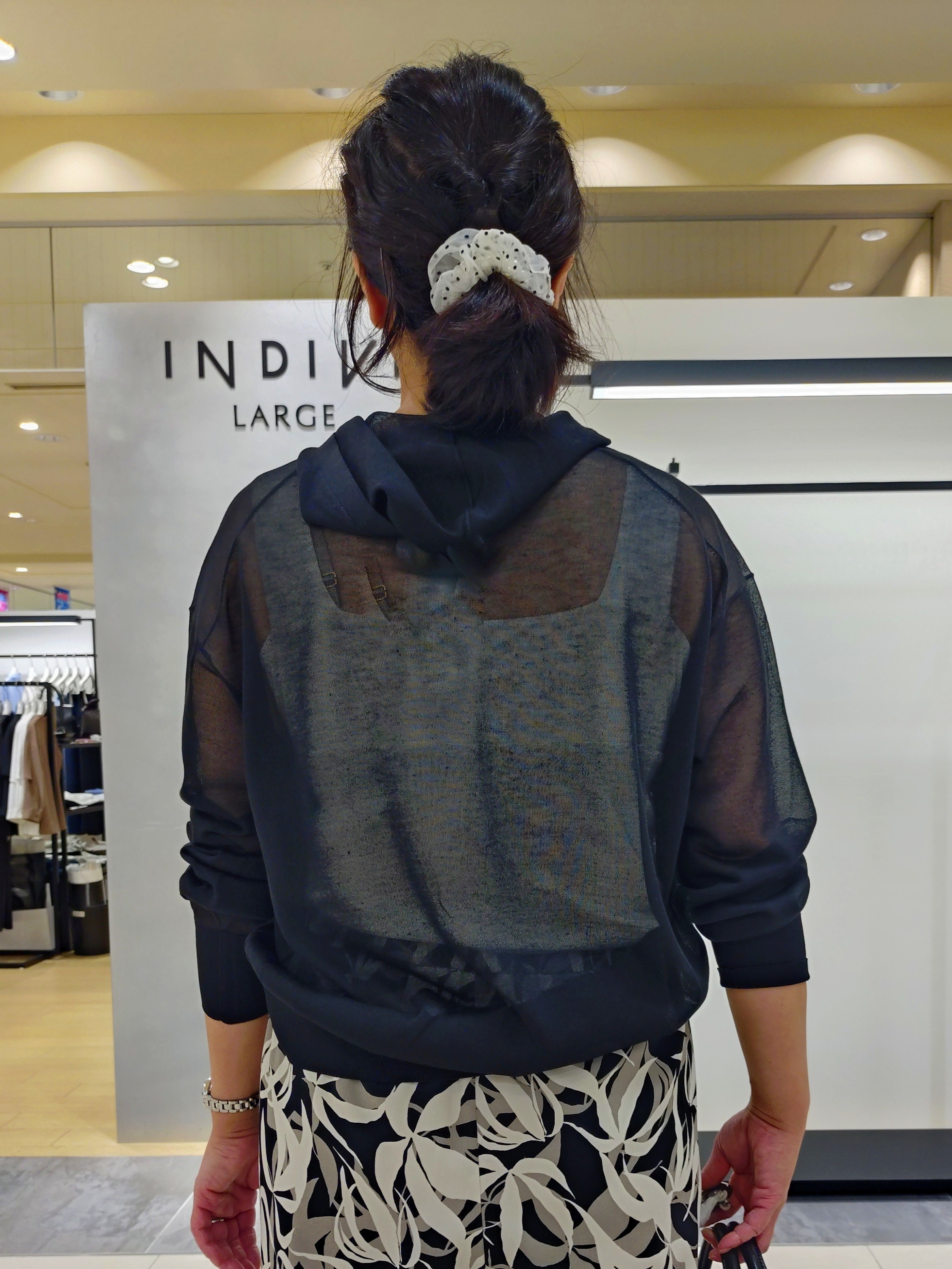 TOMOMIさんの「INDIVI｜【ウエストゴム／着映え】リーフ柄ワイドパンツ」を使ったコーディネート