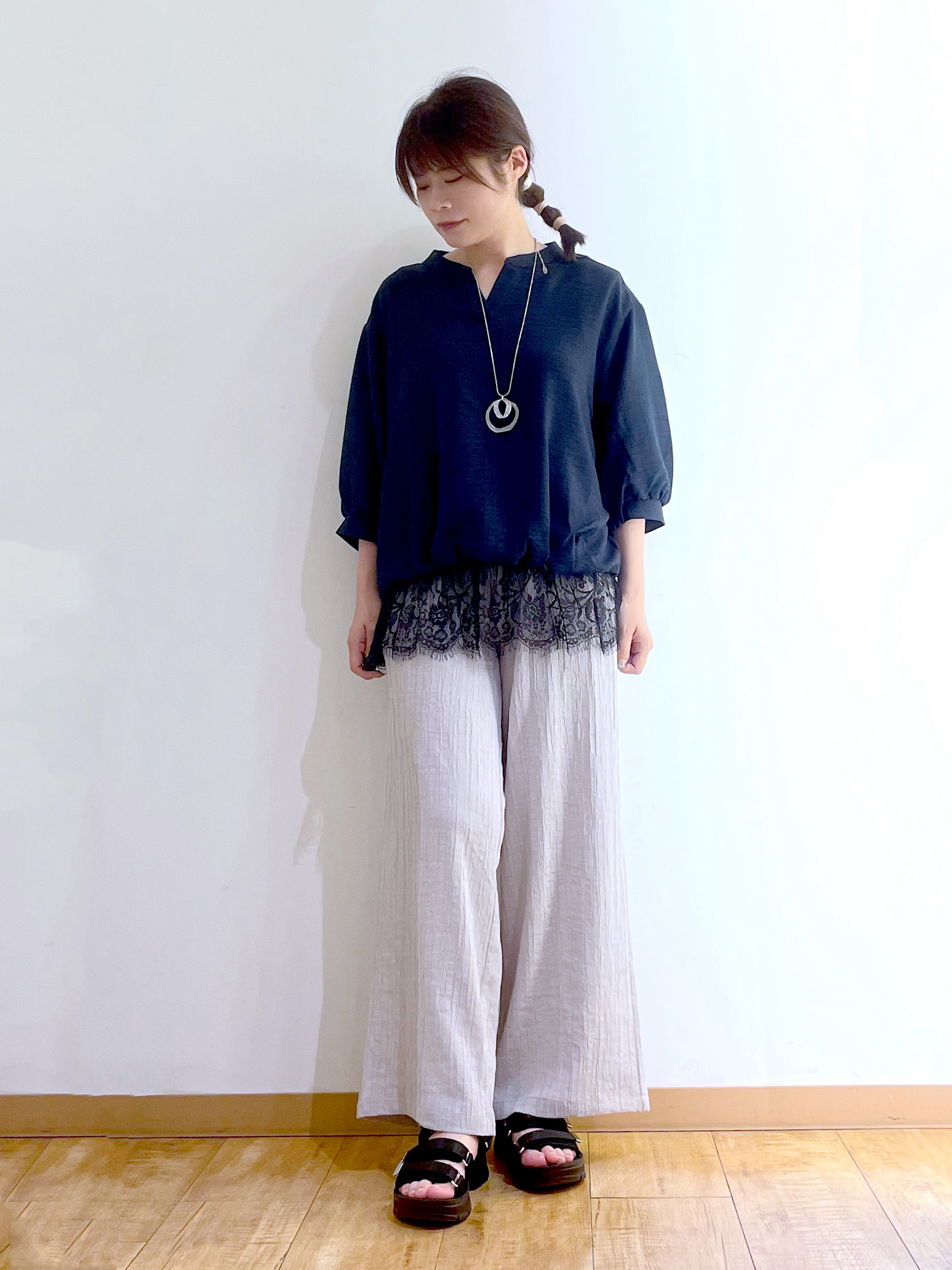 かのさんの「SHOO･LA･RUE｜【S-LL】裾レースで女性らしさをプラス レイヤード風 タックスキッパーブラウス」を使ったコーディネート