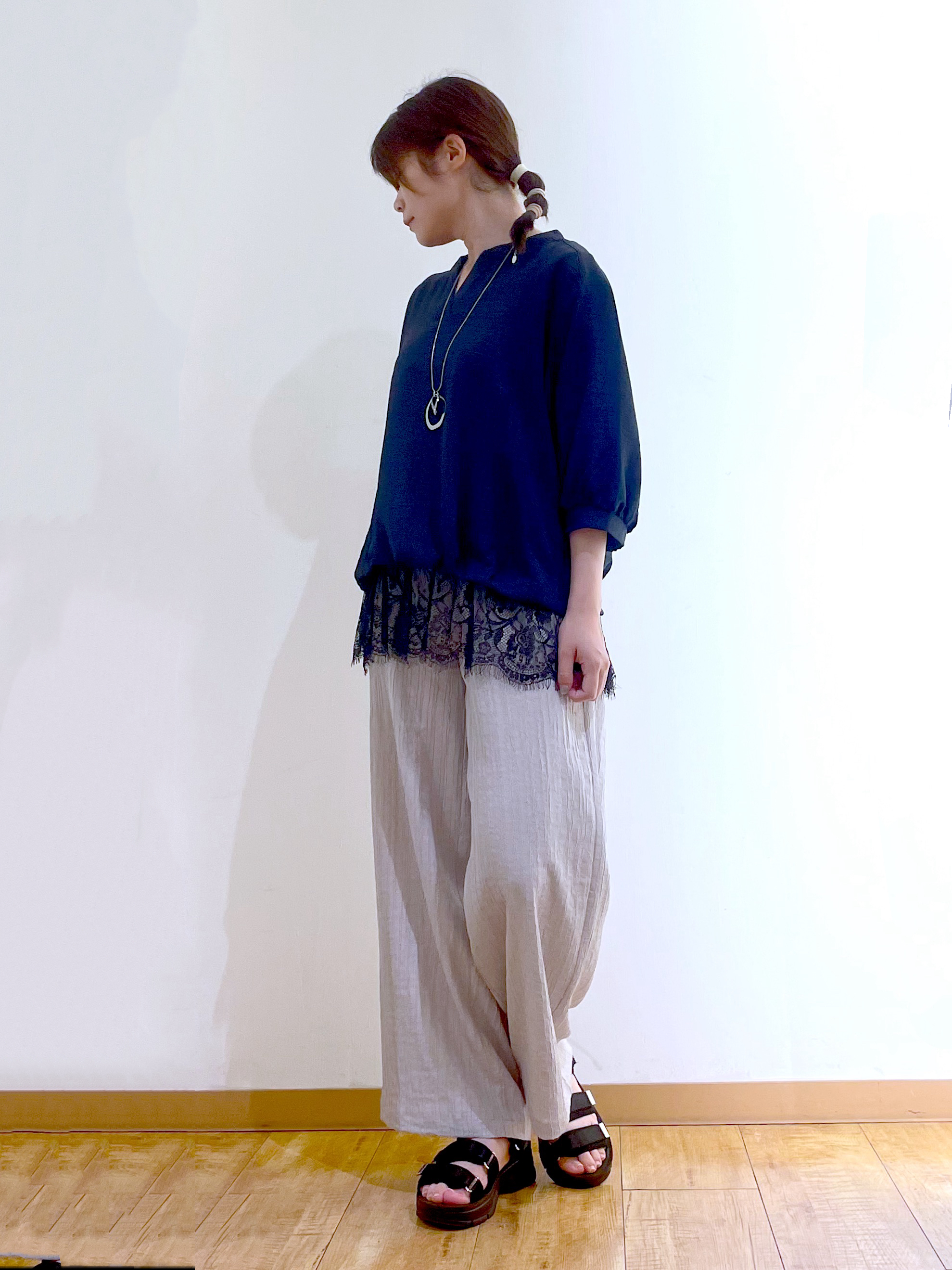 かのさんの「SHOO･LA･RUE｜【S-LL】裾レースで女性らしさをプラス レイヤード風 タックスキッパーブラウス」を使ったコーディネート