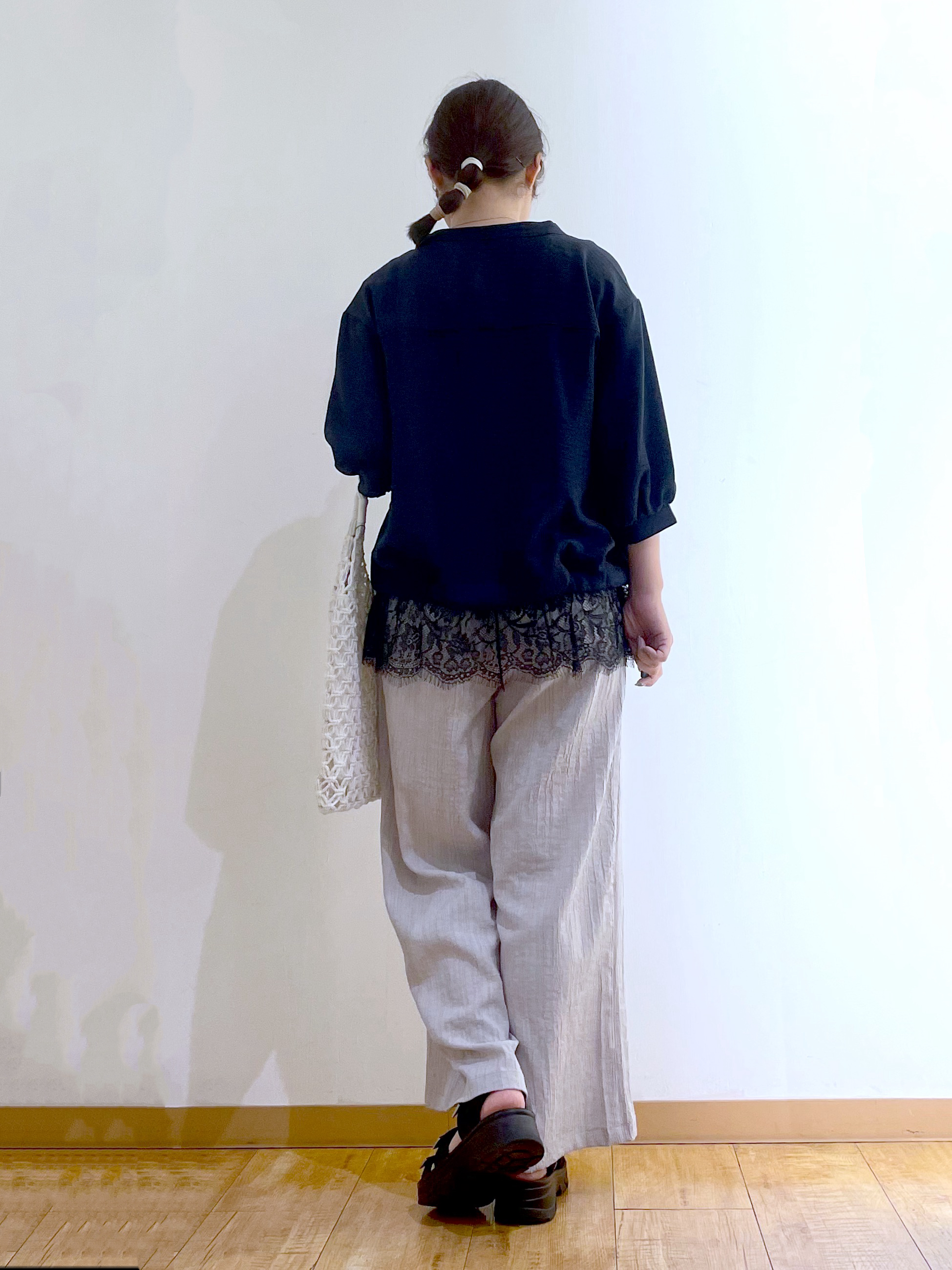 かのさんの「SHOO･LA･RUE｜【S-LL】裾レースで女性らしさをプラス レイヤード風 タックスキッパーブラウス」を使ったコーディネート