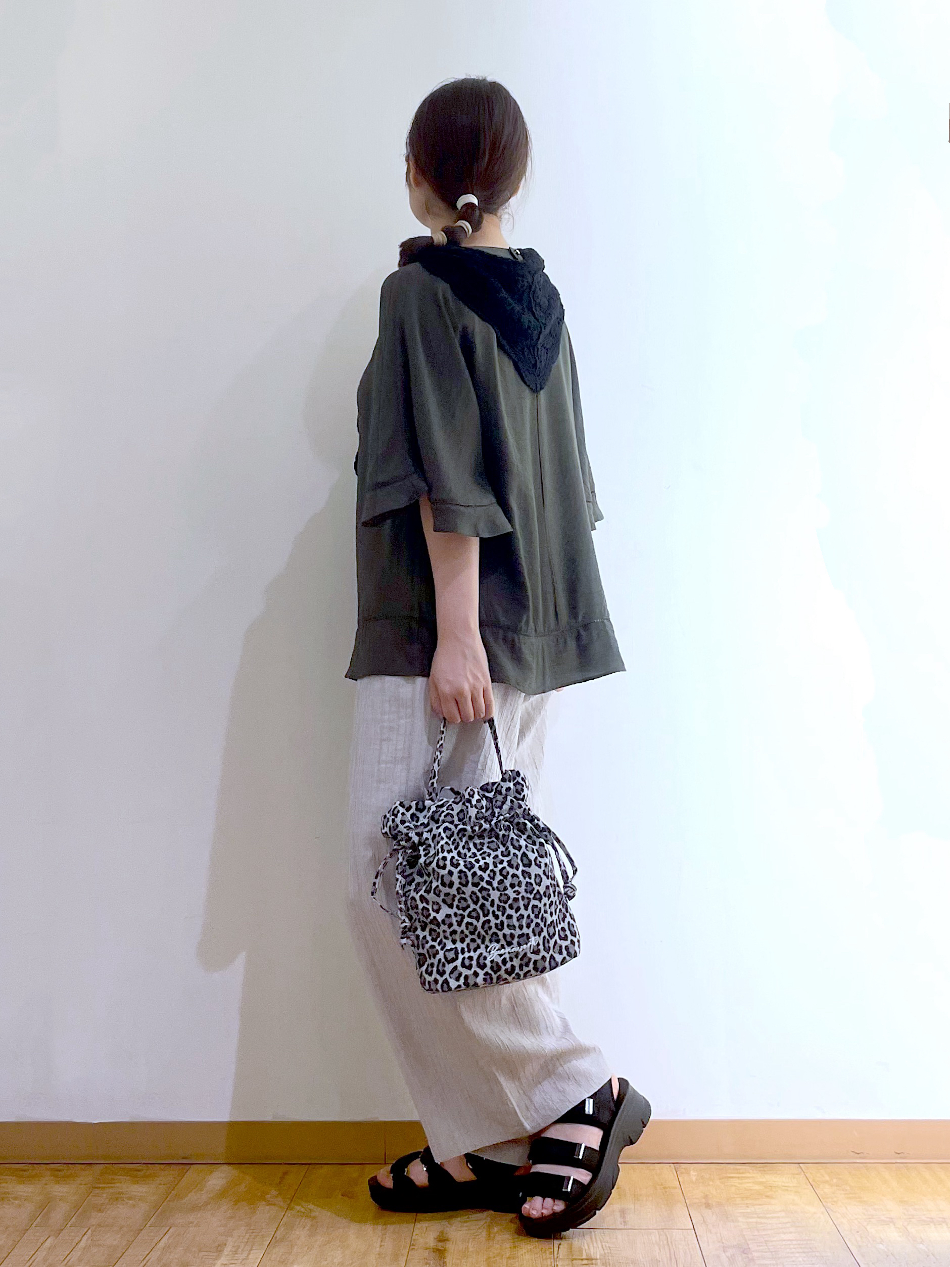 かのさんの「SHOO･LA･RUE｜【ひんやり/S-LL/体型カバー】はしごレースが涼し気な スラブポンチョ風ブラウス」を使ったコーディネート