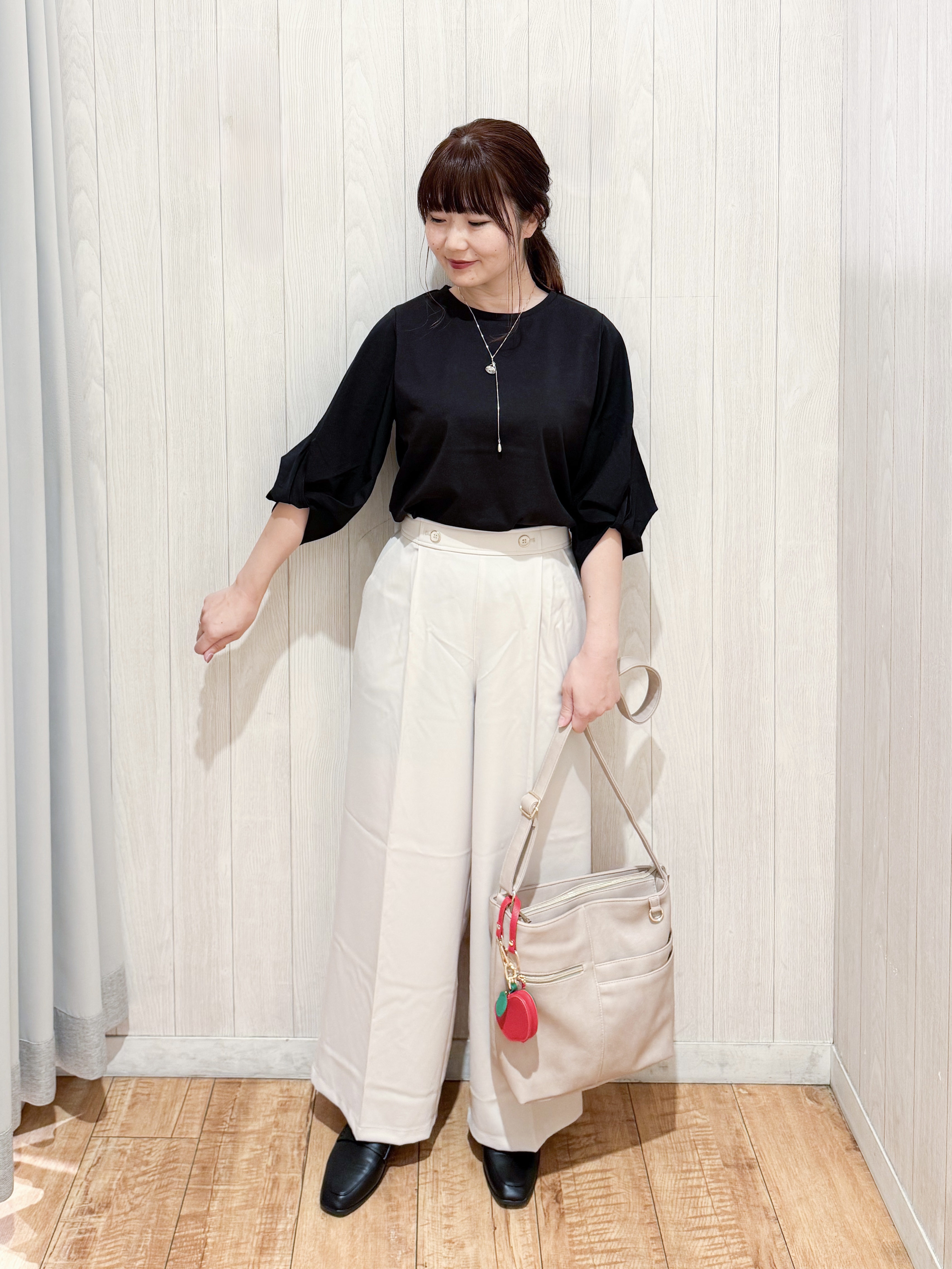 愛さんの「SHOO･LA･RUE｜Tシャツ以上ブラウス未満 ツイストスリーブの上品トップス」を使ったコーディネート