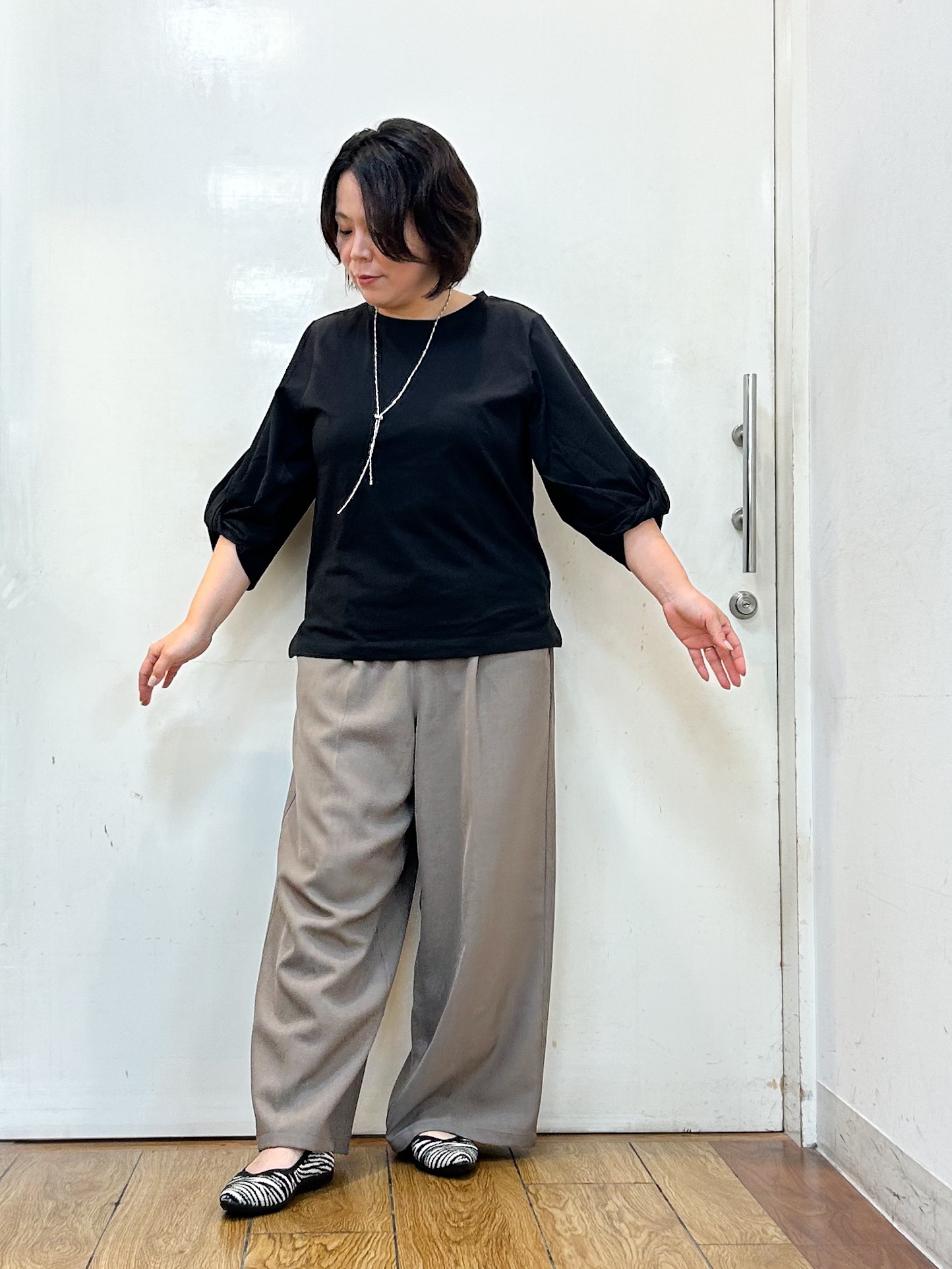 haruさんの「SHOO･LA･RUE｜Tシャツ以上ブラウス未満 ツイストスリーブの上品トップス」を使ったコーディネート