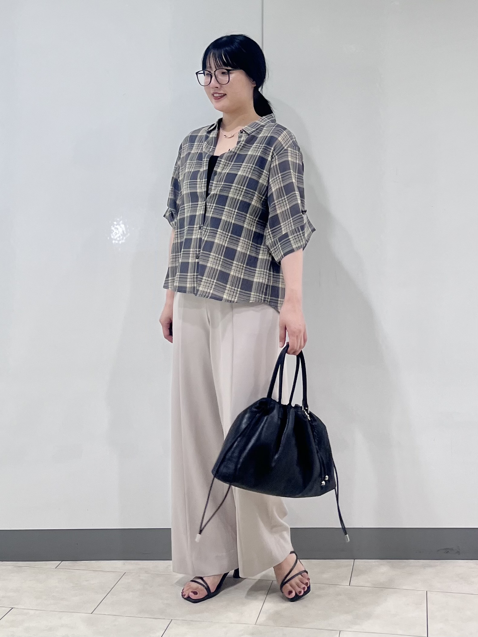 hasuさんの「INDIVI｜【コットン100％／透け感／2WAY】袖アレンジ チェックシャツ」を使ったコーディネート