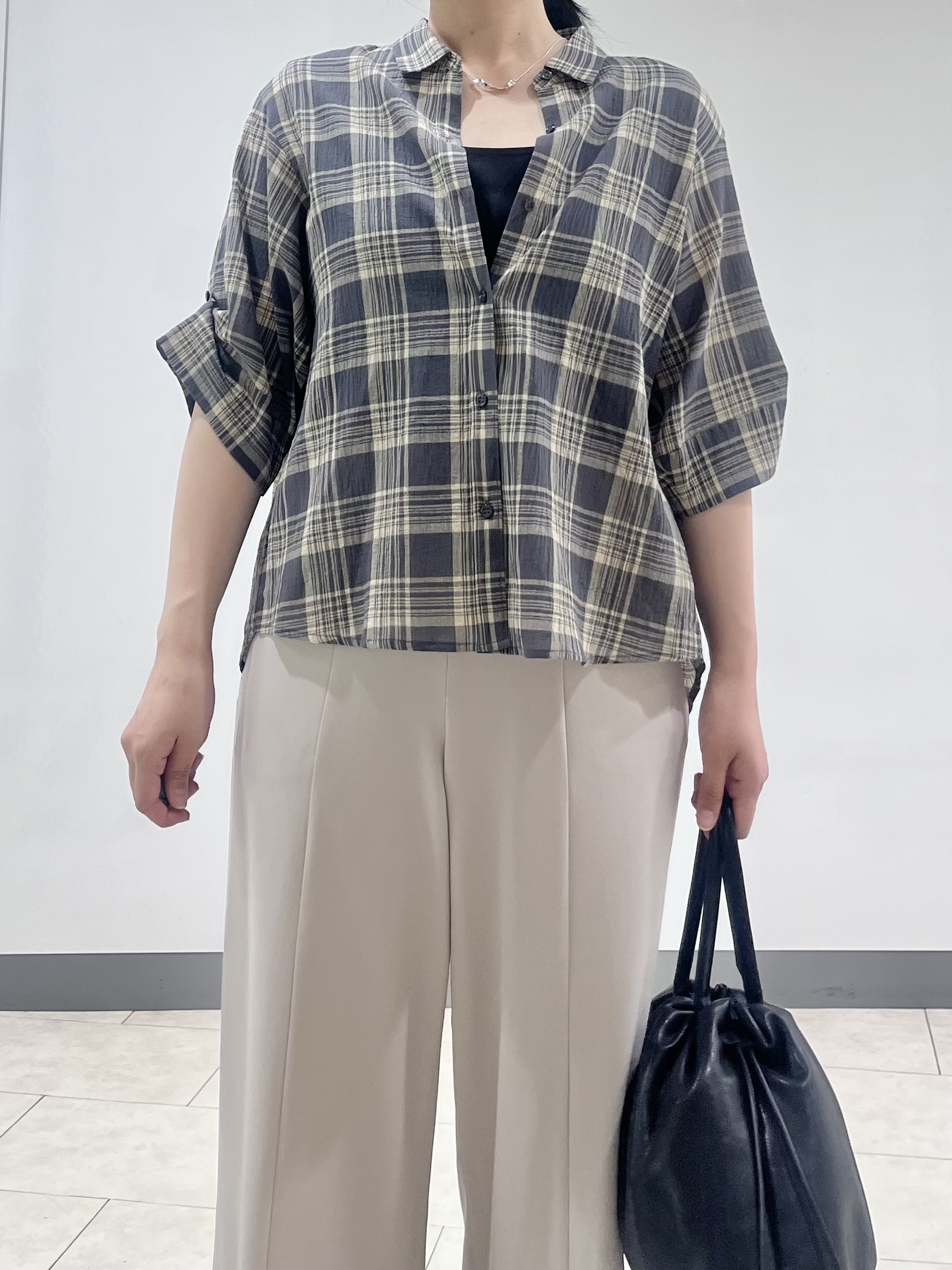 hasuさんの「INDIVI｜【コットン100％／透け感／2WAY】袖アレンジ チェックシャツ」を使ったコーディネート