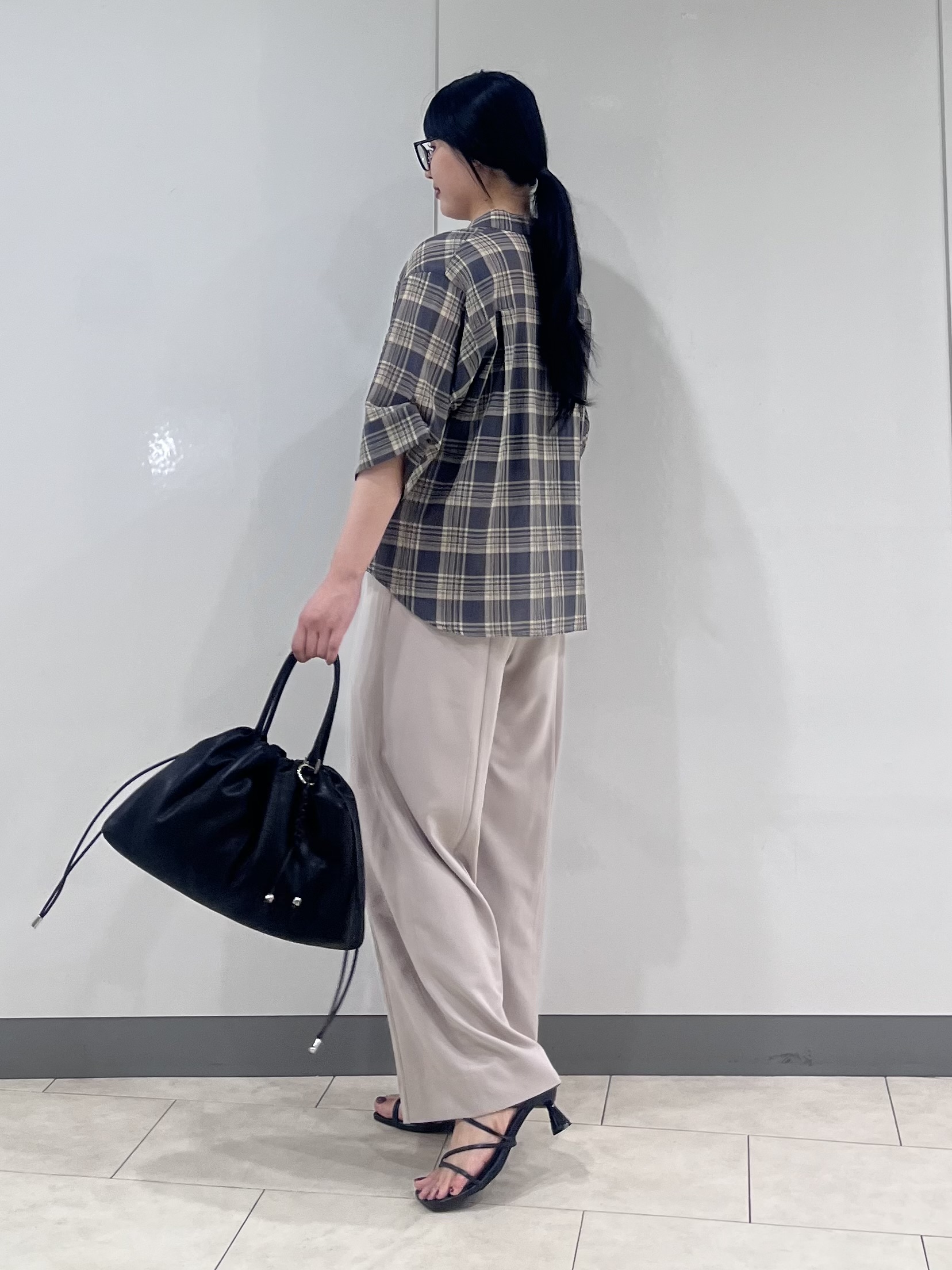 hasuさんの「INDIVI｜【コットン100％／透け感／2WAY】袖アレンジ チェックシャツ」を使ったコーディネート