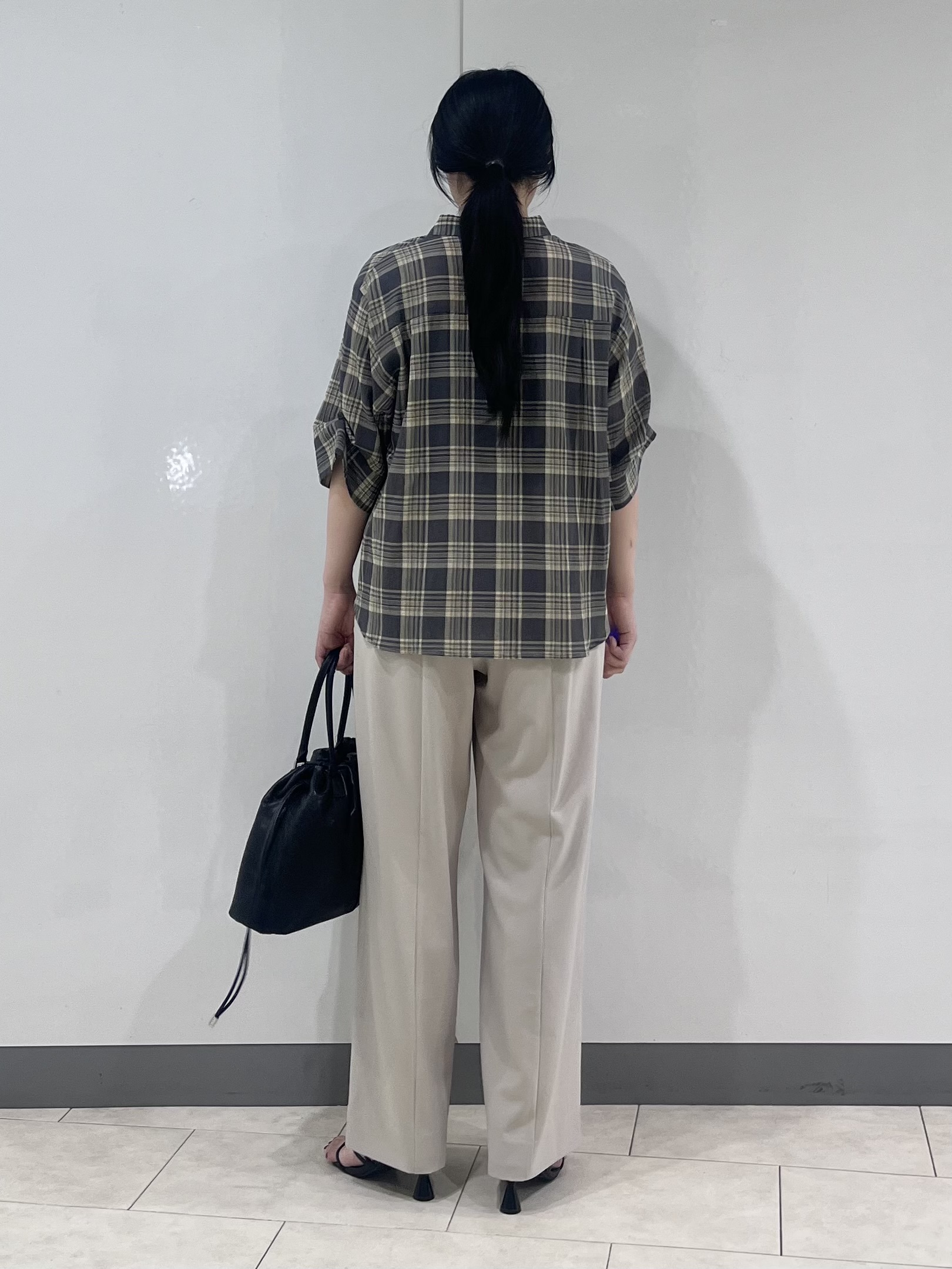 hasuさんの「INDIVI｜【コットン100％／透け感／2WAY】袖アレンジ チェックシャツ」を使ったコーディネート