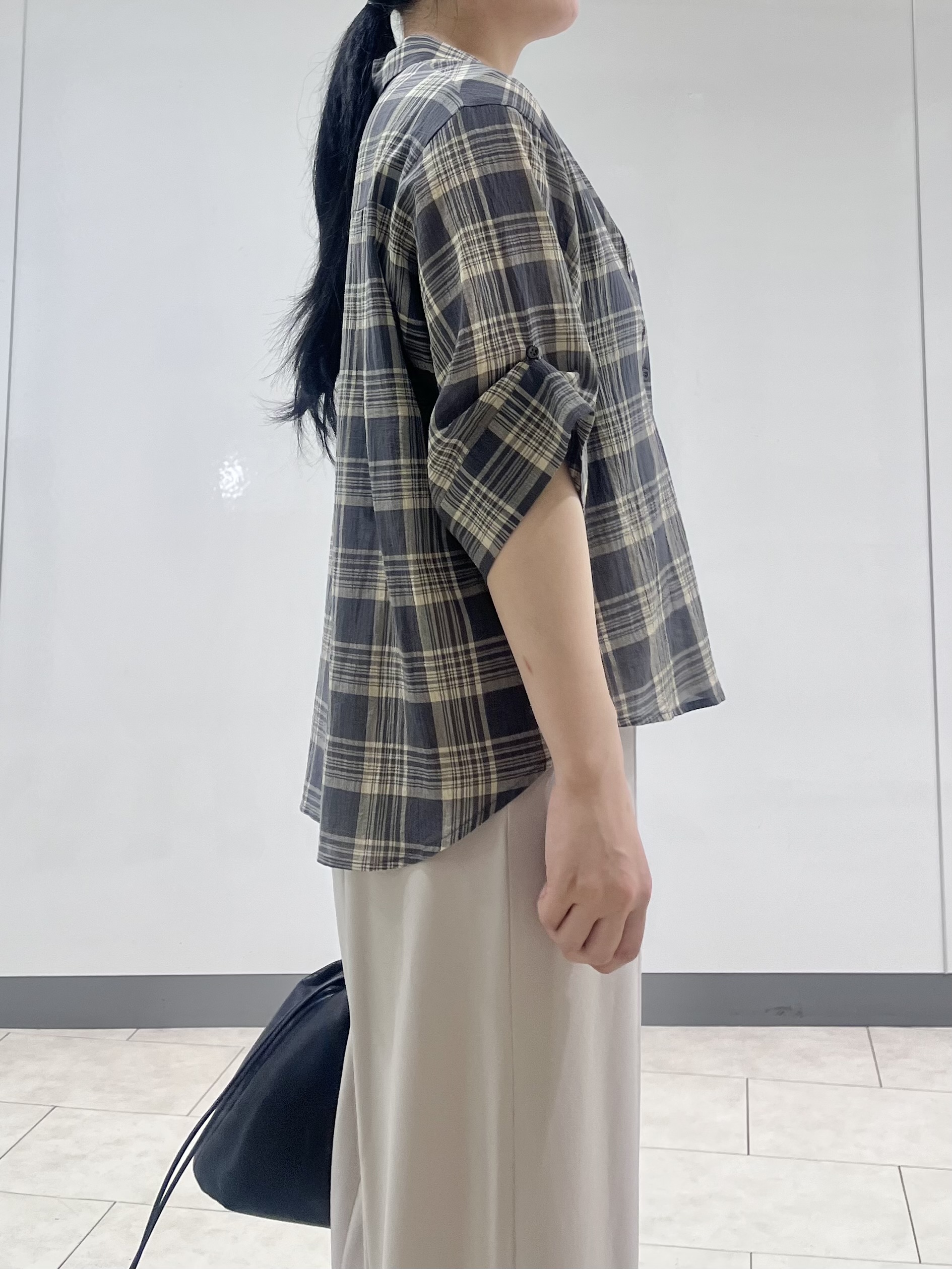 hasuさんの「INDIVI｜【コットン100％／透け感／2WAY】袖アレンジ チェックシャツ」を使ったコーディネート