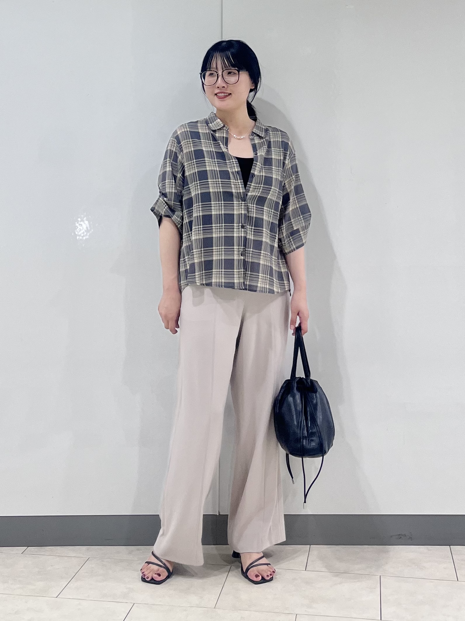 hasuさんの「INDIVI｜【コットン100％／透け感／2WAY】袖アレンジ チェックシャツ」を使ったコーディネート