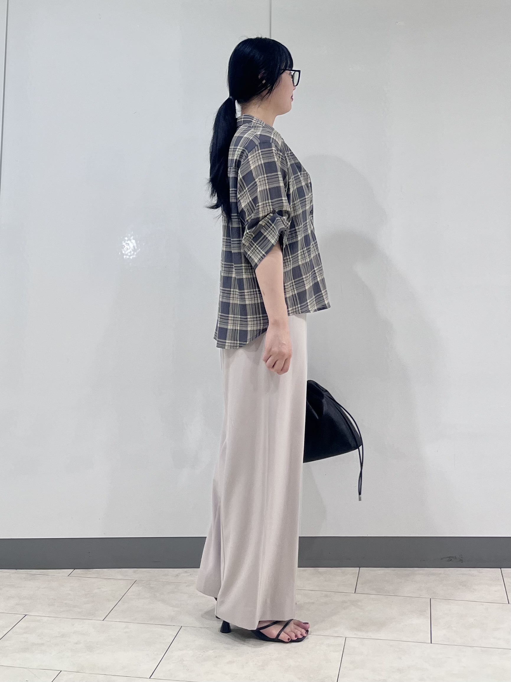 hasuさんの「INDIVI｜【コットン100％／透け感／2WAY】袖アレンジ チェックシャツ」を使ったコーディネート