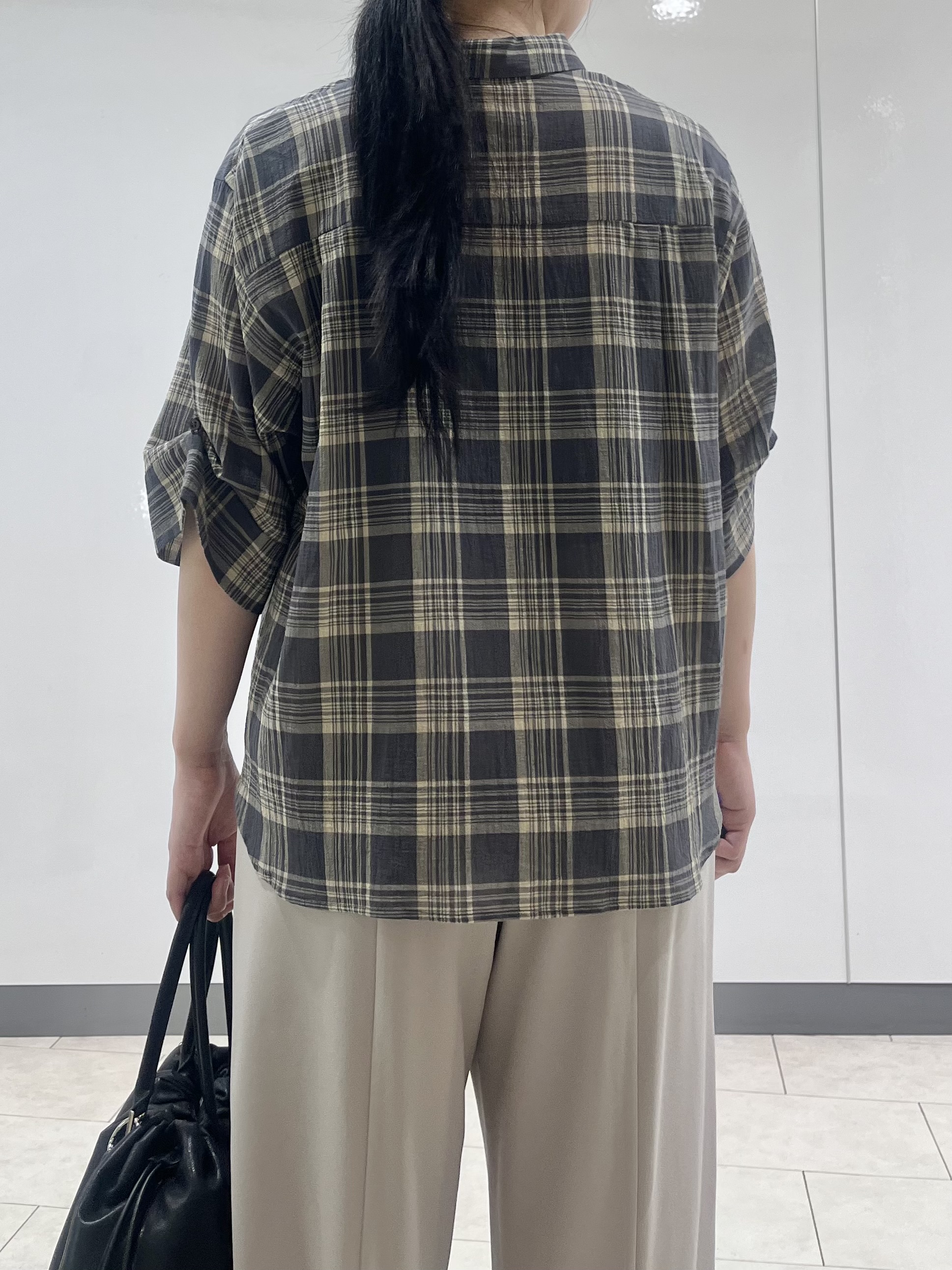 hasuさんの「INDIVI｜【コットン100％／透け感／2WAY】袖アレンジ チェックシャツ」を使ったコーディネート