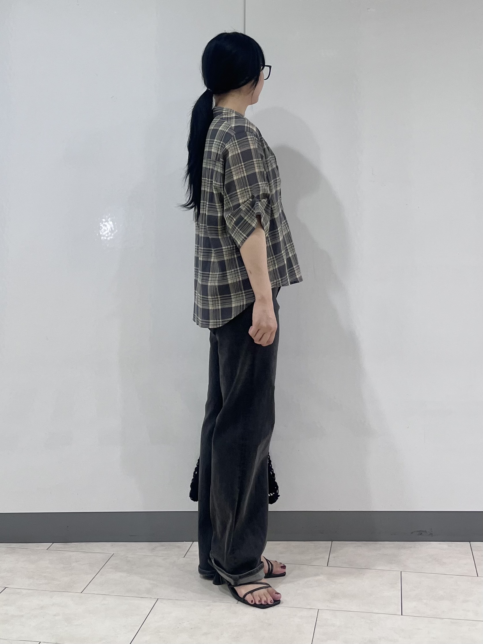 hasuさんの「INDIVI｜【コットン100％／透け感／2WAY】袖アレンジ チェックシャツ」を使ったコーディネート