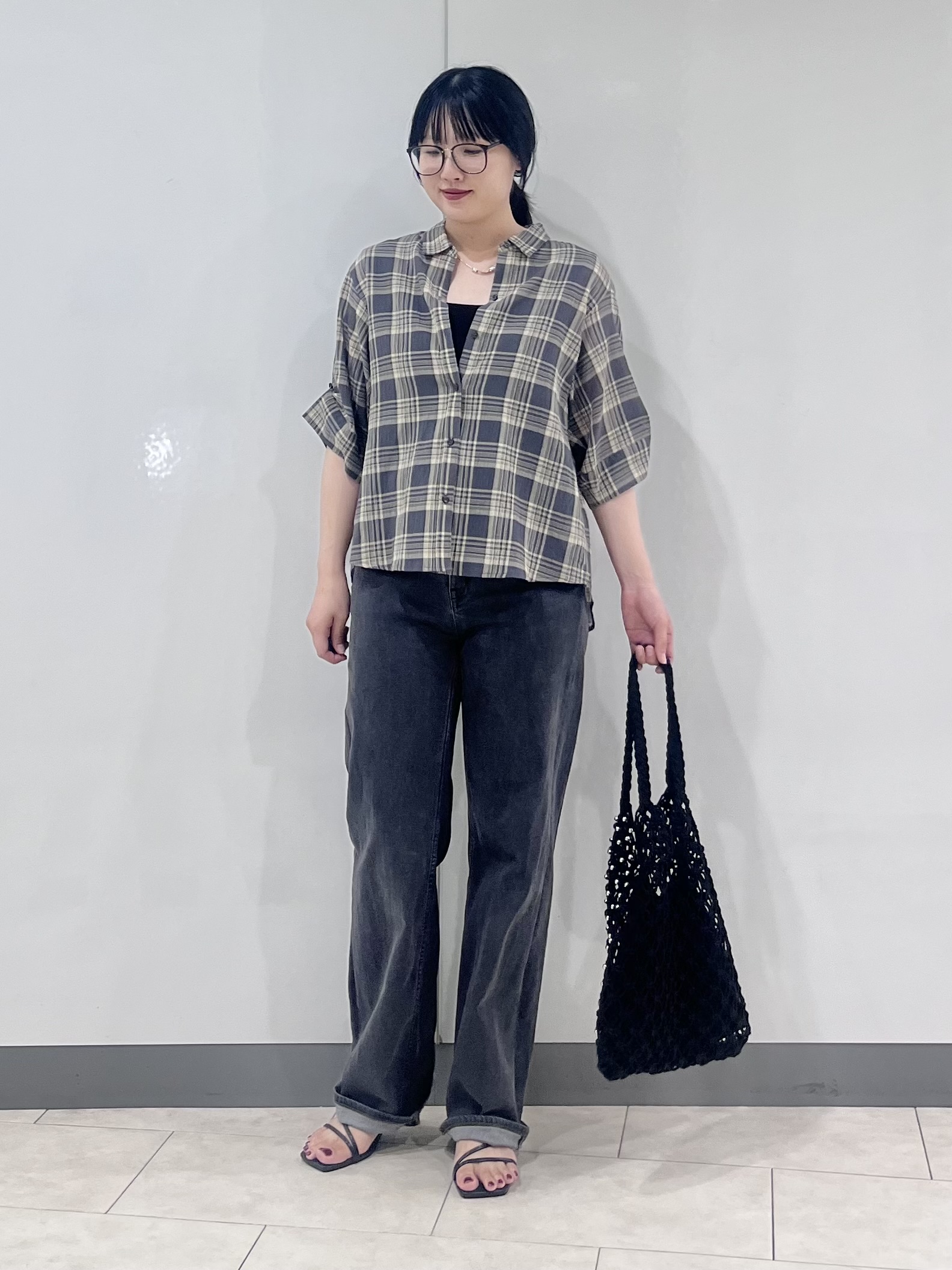 hasuさんの「INDIVI｜【コットン100％／透け感／2WAY】袖アレンジ チェックシャツ」を使ったコーディネート