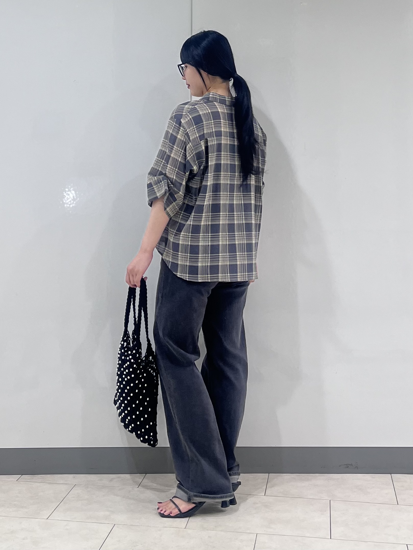 hasuさんの「INDIVI｜【コットン100％／透け感／2WAY】袖アレンジ チェックシャツ」を使ったコーディネート