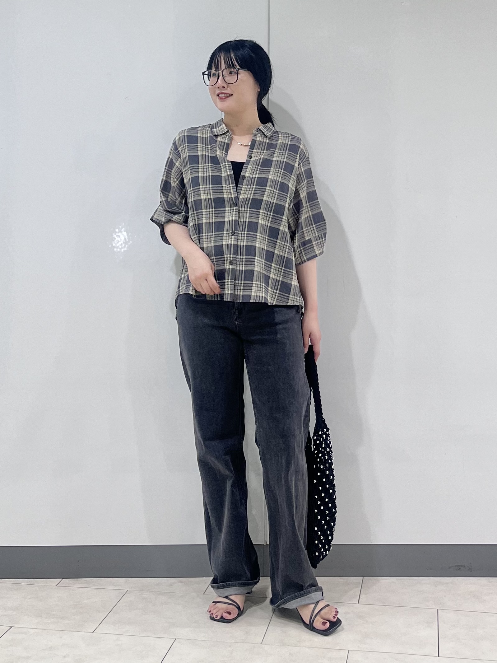 hasuさんの「INDIVI｜【コットン100％／透け感／2WAY】袖アレンジ チェックシャツ」を使ったコーディネート