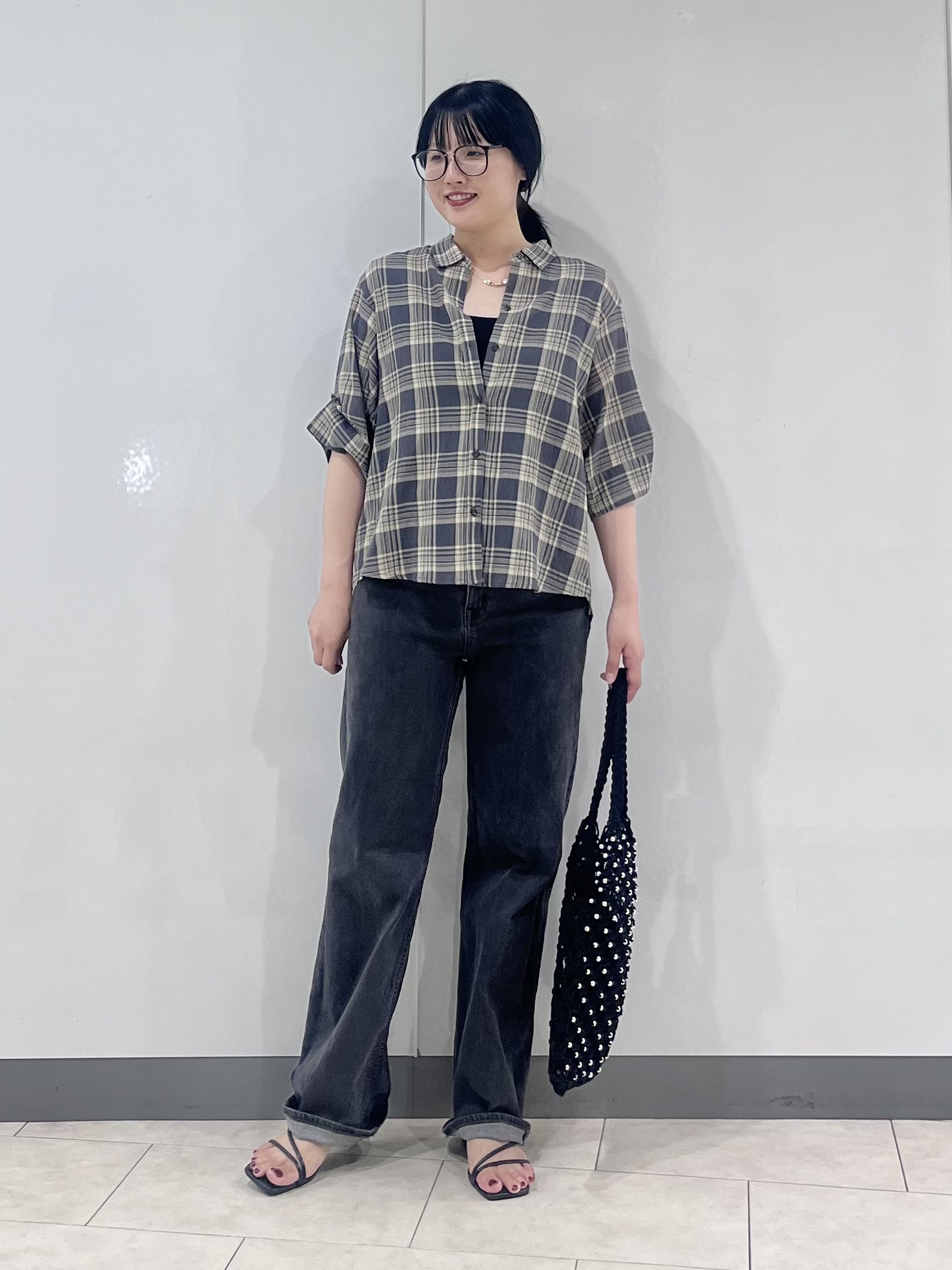 hasuさんの「INDIVI｜【コットン100％／透け感／2WAY】袖アレンジ チェックシャツ」を使ったコーディネート