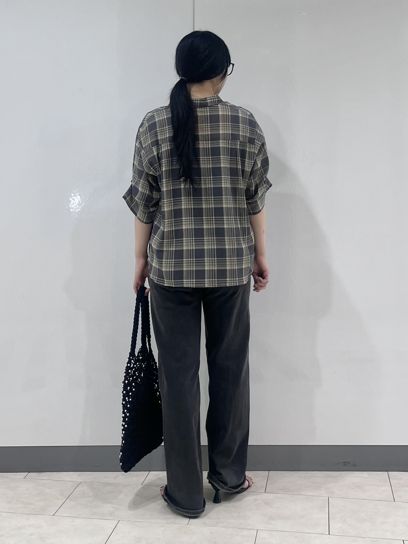 hasuさんの「INDIVI｜【コットン100％／透け感／2WAY】袖アレンジ チェックシャツ」を使ったコーディネート