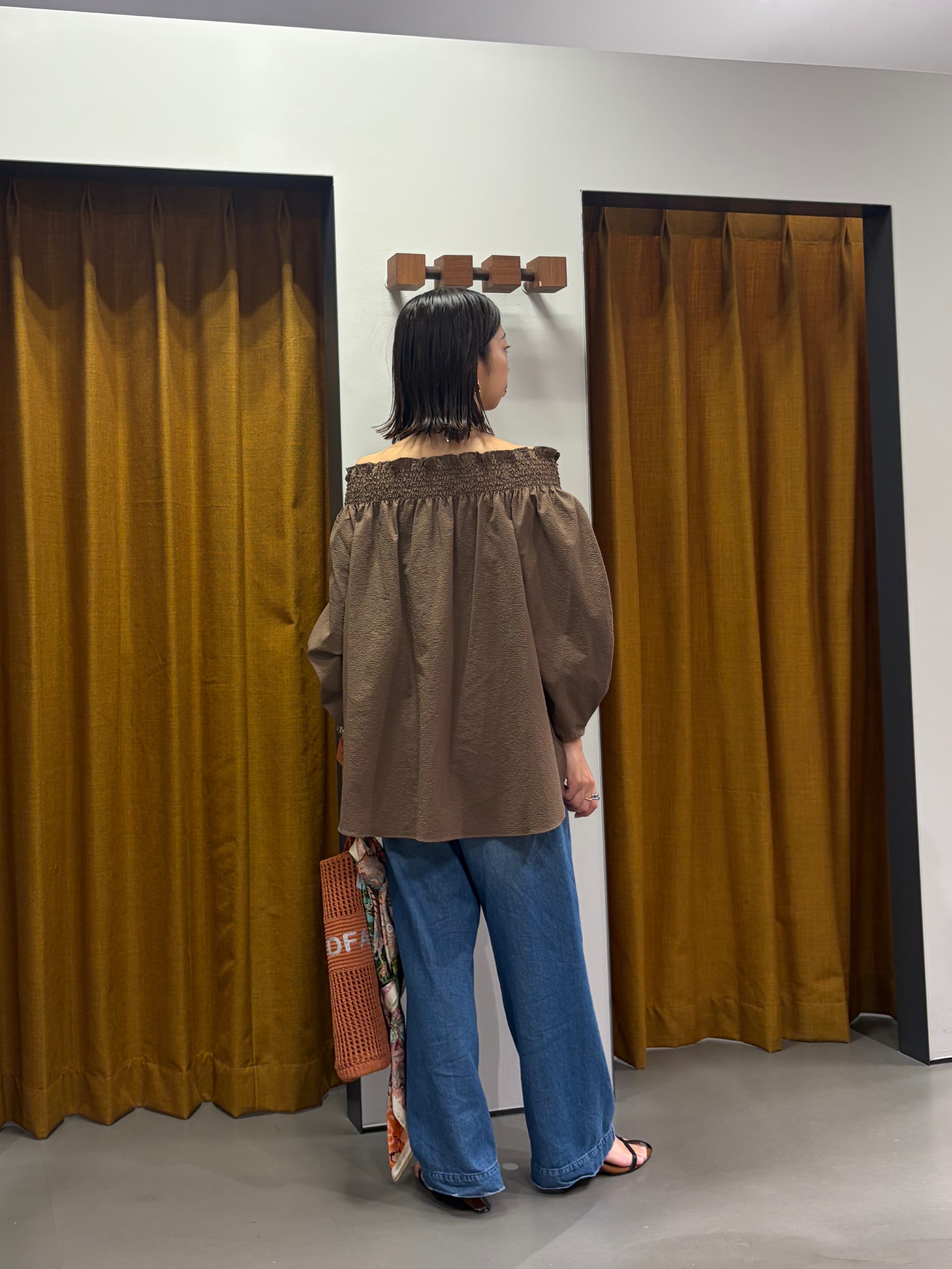 Mikoさんの「INDIVI｜サッカーオフショルブラウス【再入荷／2WAY】」を使ったコーディネート