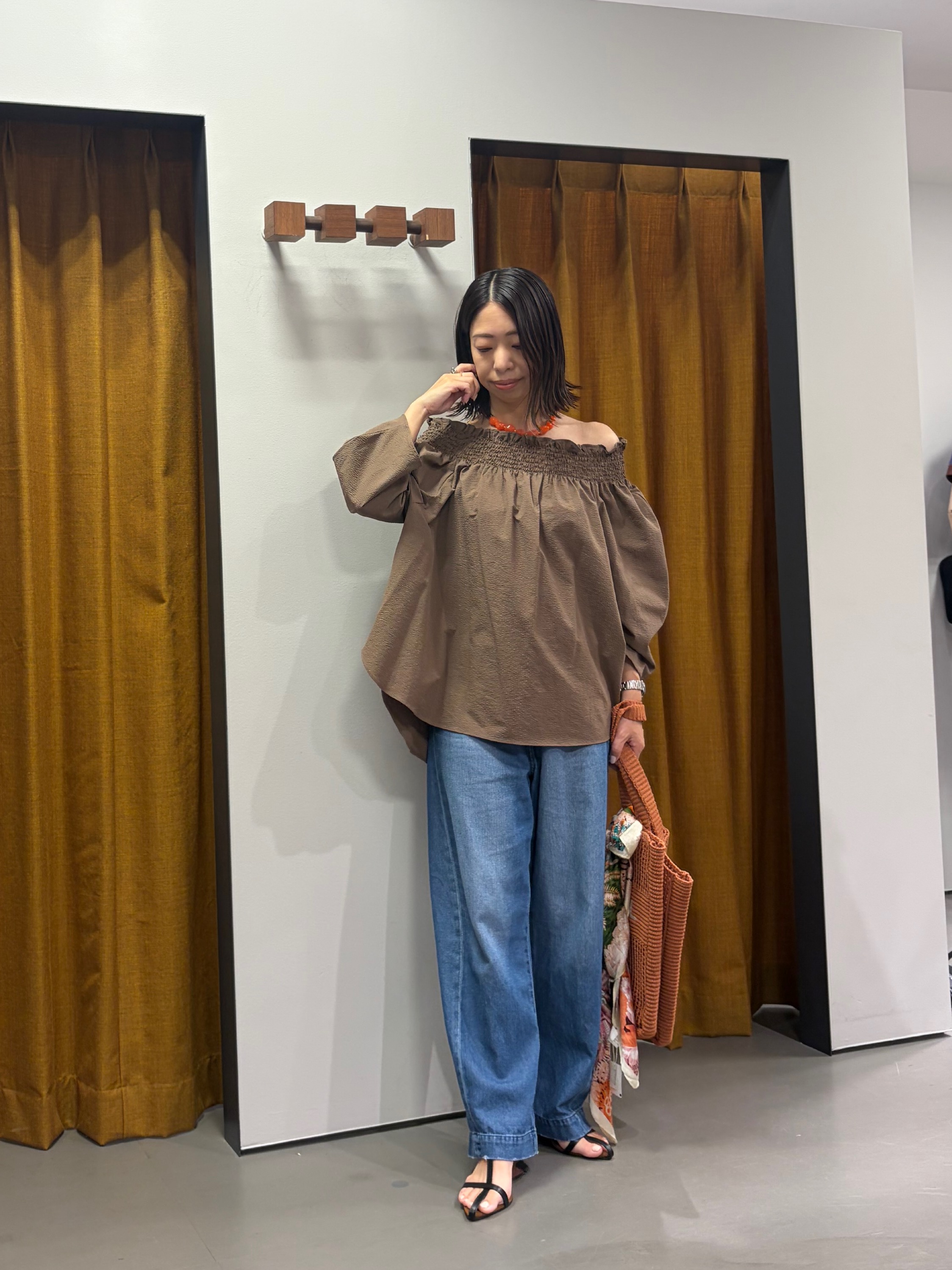 Mikoさんの「INDIVI｜サッカーオフショルブラウス【再入荷／2WAY】」を使ったコーディネート