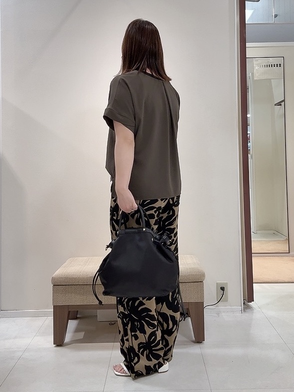 YUIさんの「UNTITLED｜【セットアップ可/UVカット/前後2WAY】リラクシーフレンチスリーブブラウス」を使ったコーディネート