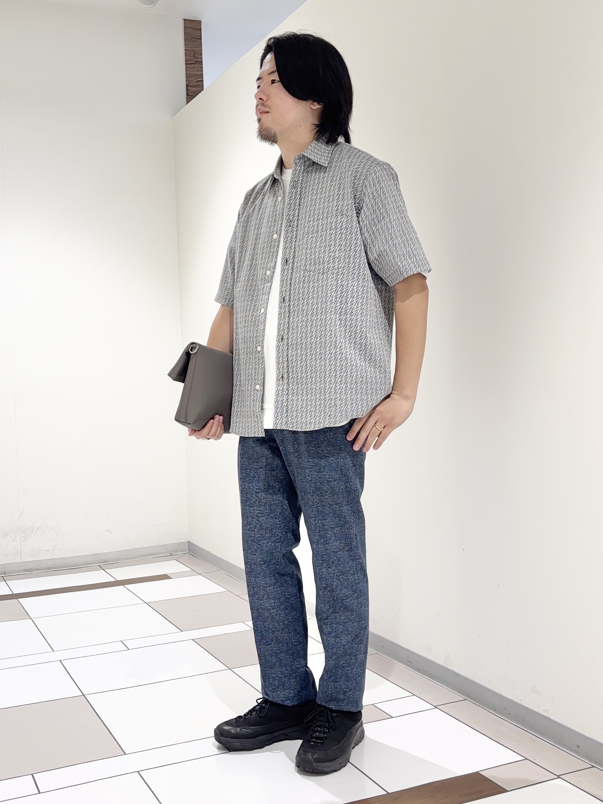 及川さんの「TAKEO KIKUCHI｜播州織り 千鳥 半袖シャツ」を使ったコーディネート