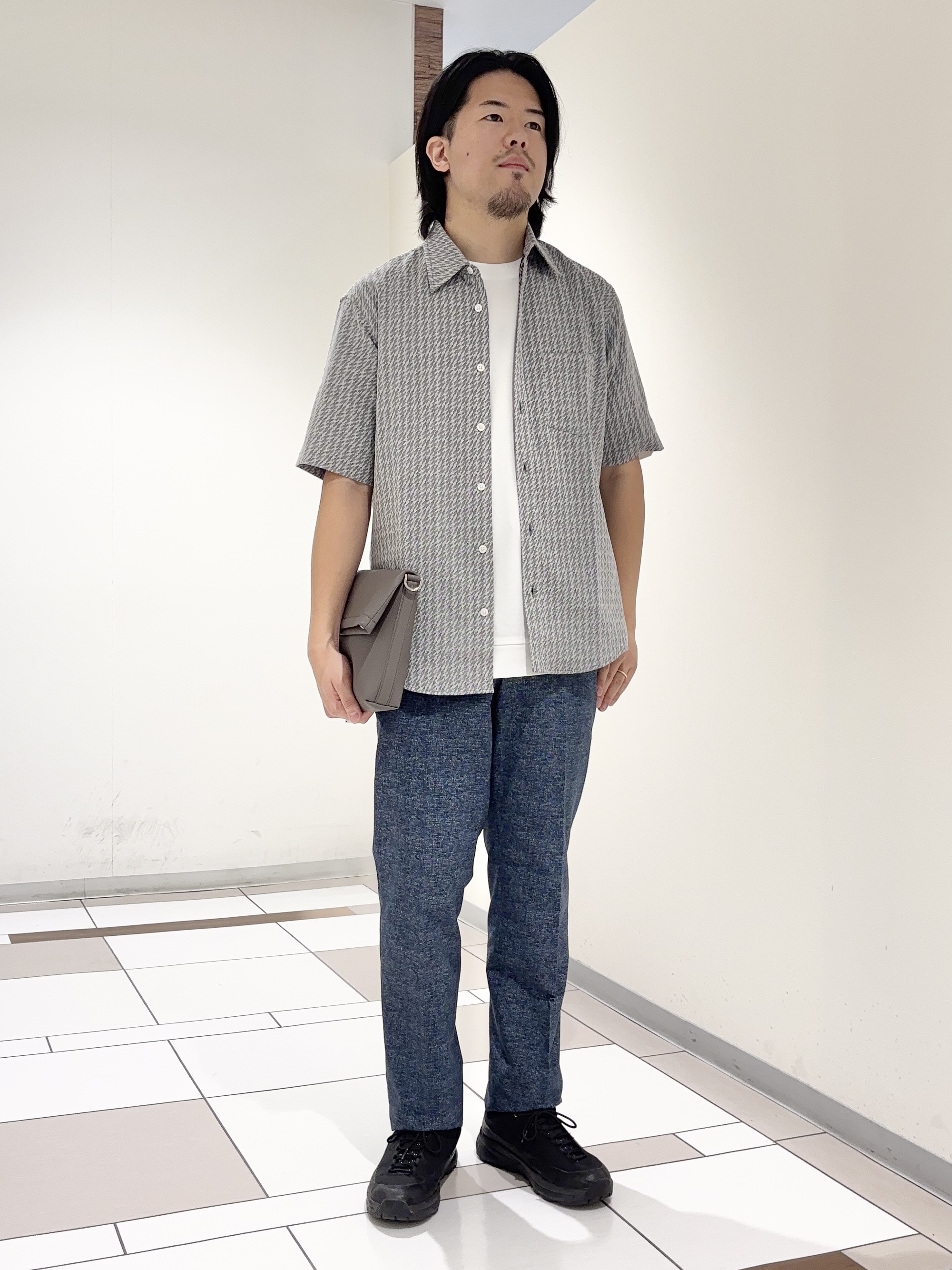 及川さんの「TAKEO KIKUCHI｜播州織り 千鳥 半袖シャツ」を使ったコーディネート