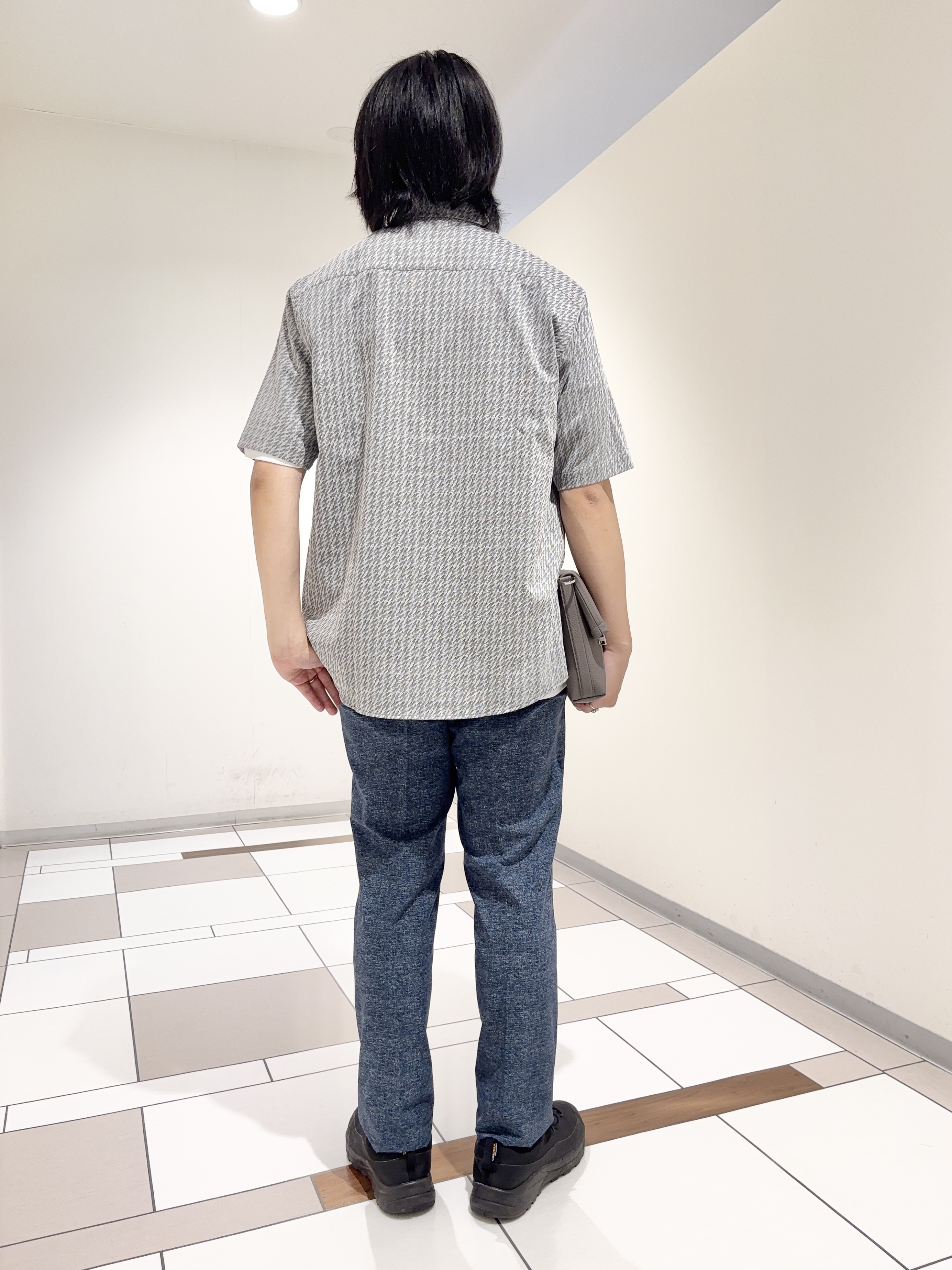 及川さんの「TAKEO KIKUCHI｜播州織り 千鳥 半袖シャツ」を使ったコーディネート