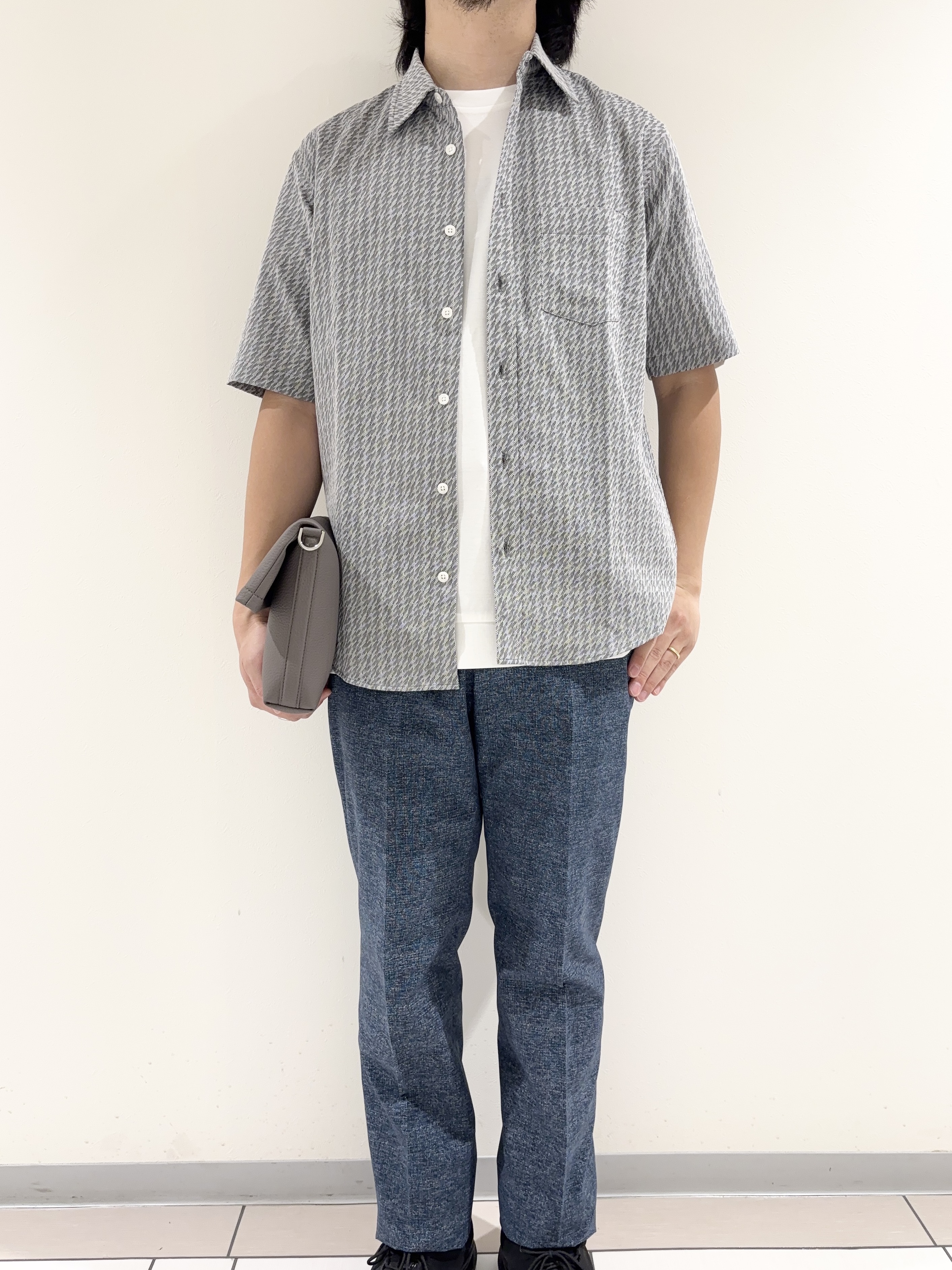 及川さんの「TAKEO KIKUCHI｜播州織り 千鳥 半袖シャツ」を使ったコーディネート